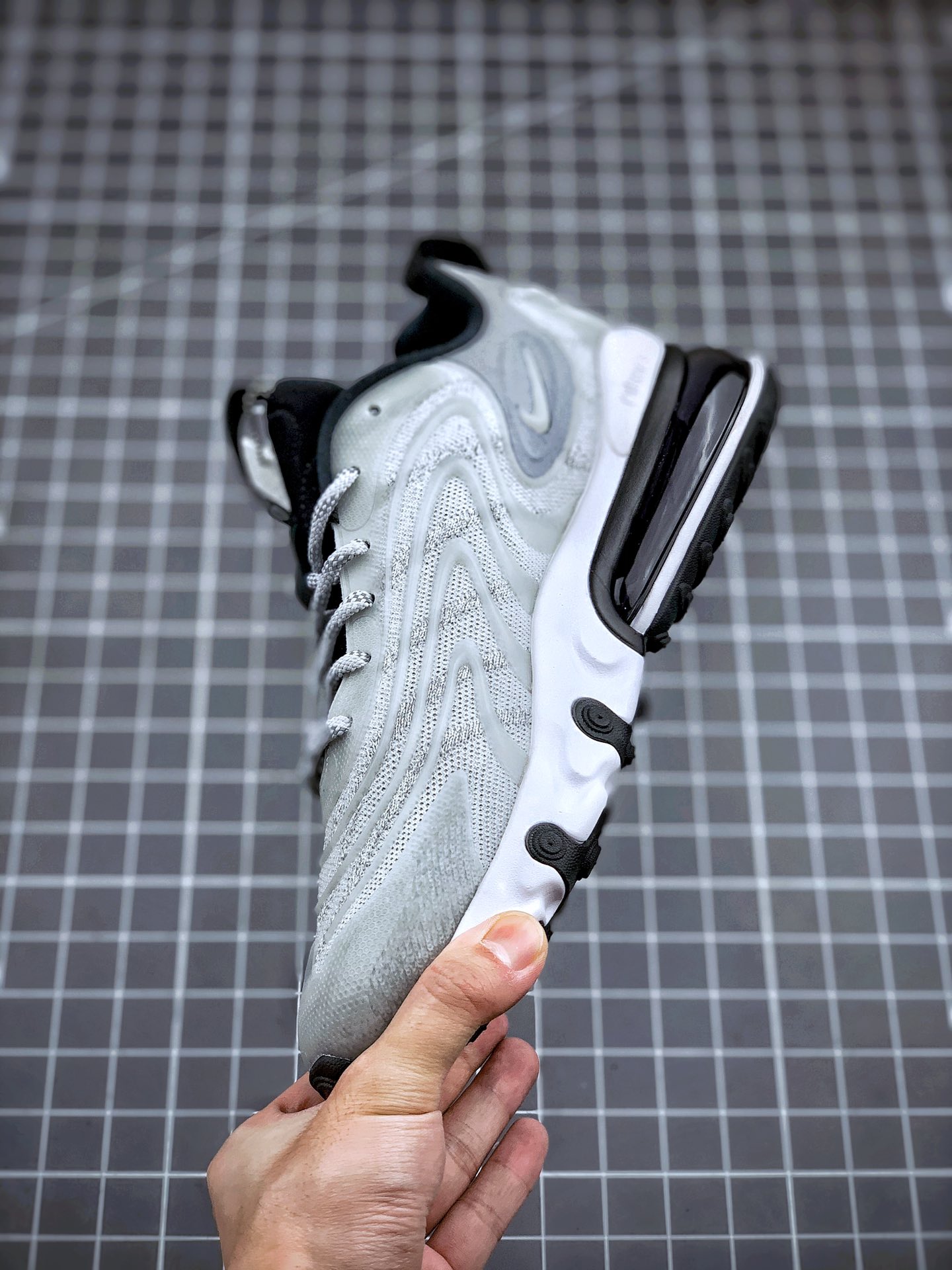 250 Air Max 270 React ENG  货号：CD0118-500