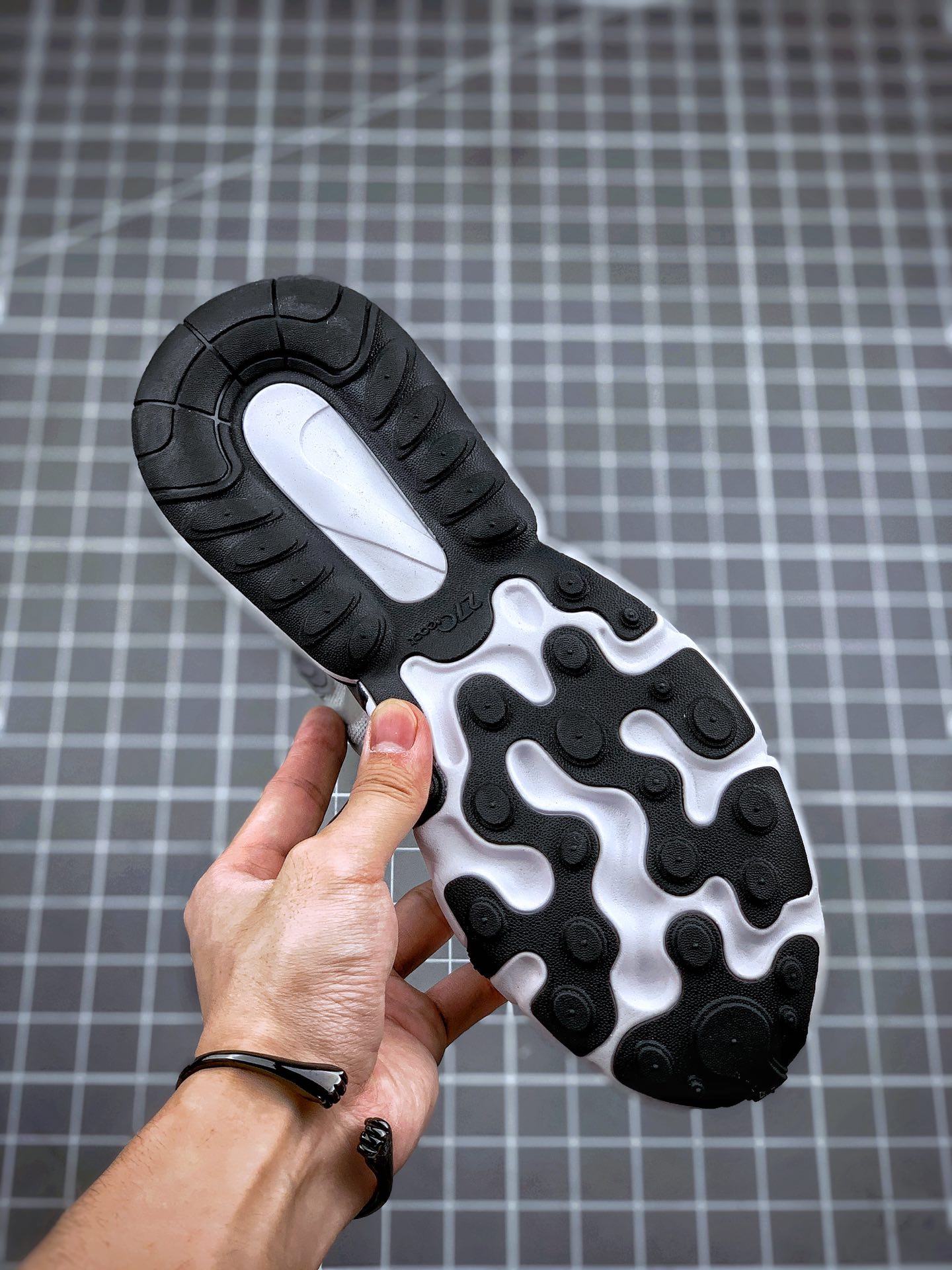 250 Air Max 270 React ENG  货号：CD0118-500