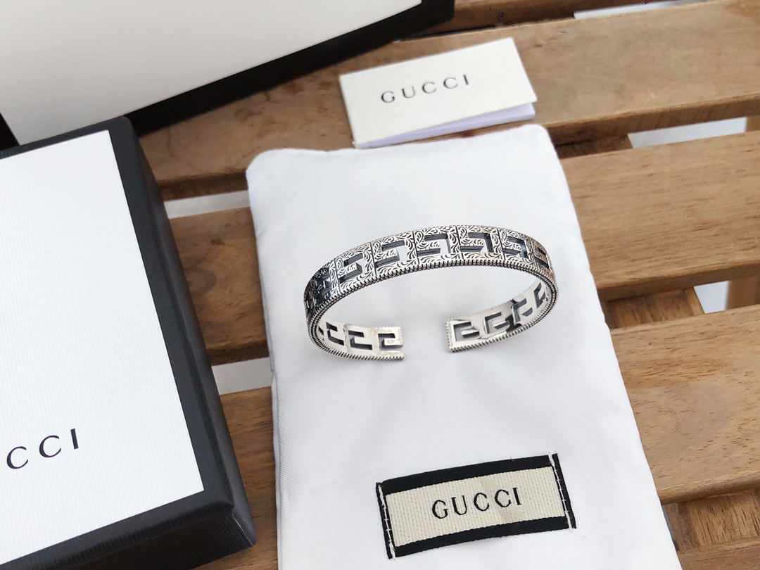 NO:101499,The workmanship of Gucci flower vine bracelet and the entire bracelet is really great, and the texture is very good on the hand. The flower vine is the theme of exquisite carving, and the edges are wrapped with beads. The double G shape becomes more and more pleasing. It can be worn by both men and women!  ,Gucci bracelet,gucci,gucci,bracelet19860909Gucci花藤手镯、整个手镯的做工真的非常棒, 上手质感很好,花藤为主题精工雕刻, 边边用钉珠包边,双G造型越看越耐看,男女均可以佩戴！,古驰手镯,gucci,gucci,bracelet,Jewelry
