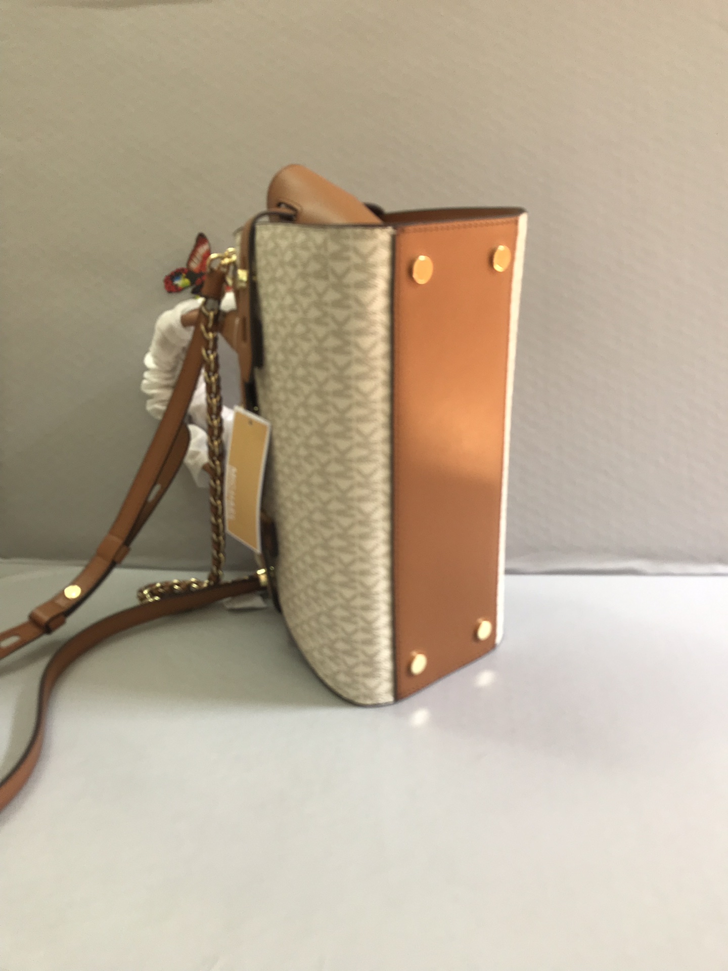 Michael Kors 耳朵包棕色拼白色