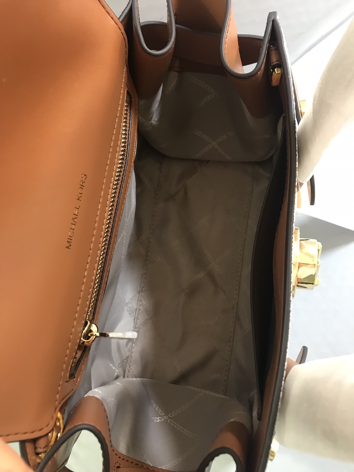 Michael Kors 耳朵包棕色拼白色