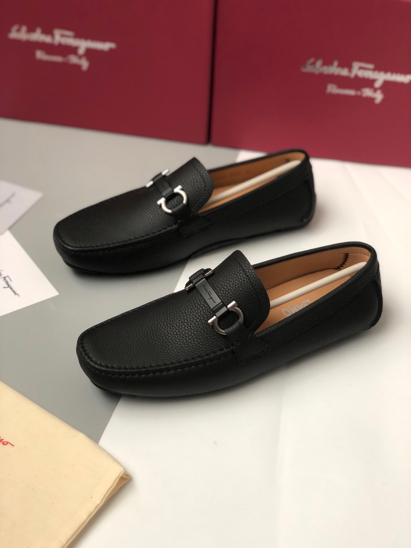 NO:354257,[Strong] [Strong] [Strong] Original quality New counter model Ferragamo ferragamo pure hand-made driving men's shoes Doudou shoes footwear lazy shoes, exquisite hand-stitching, workmanship details comparable to those of the counter Original rubber outsole imported from Italy Lilac pattern cowhide water dyed cowhide, sweat-absorbing and odorproof white Wine red Black 39-44 large stock (38,45 customized non-return and exchange), ferragamo, ferragamo, cowhide19860909批[强][强][强]原单品质 专柜新款 菲拉格慕ferragamo 纯手工开车男鞋 豆豆鞋 套脚鞋 懒人鞋 ,精致手工缝线 做工细节堪比专柜 原版橡胶大底 意大利进口荔纹牛皮 水染牛皮里 吸汗防臭 白色 酒红色 黑色39-44大量现货（38,45定做不退换）,,ferragamo,ferragamo,cowhide,Men's shoes