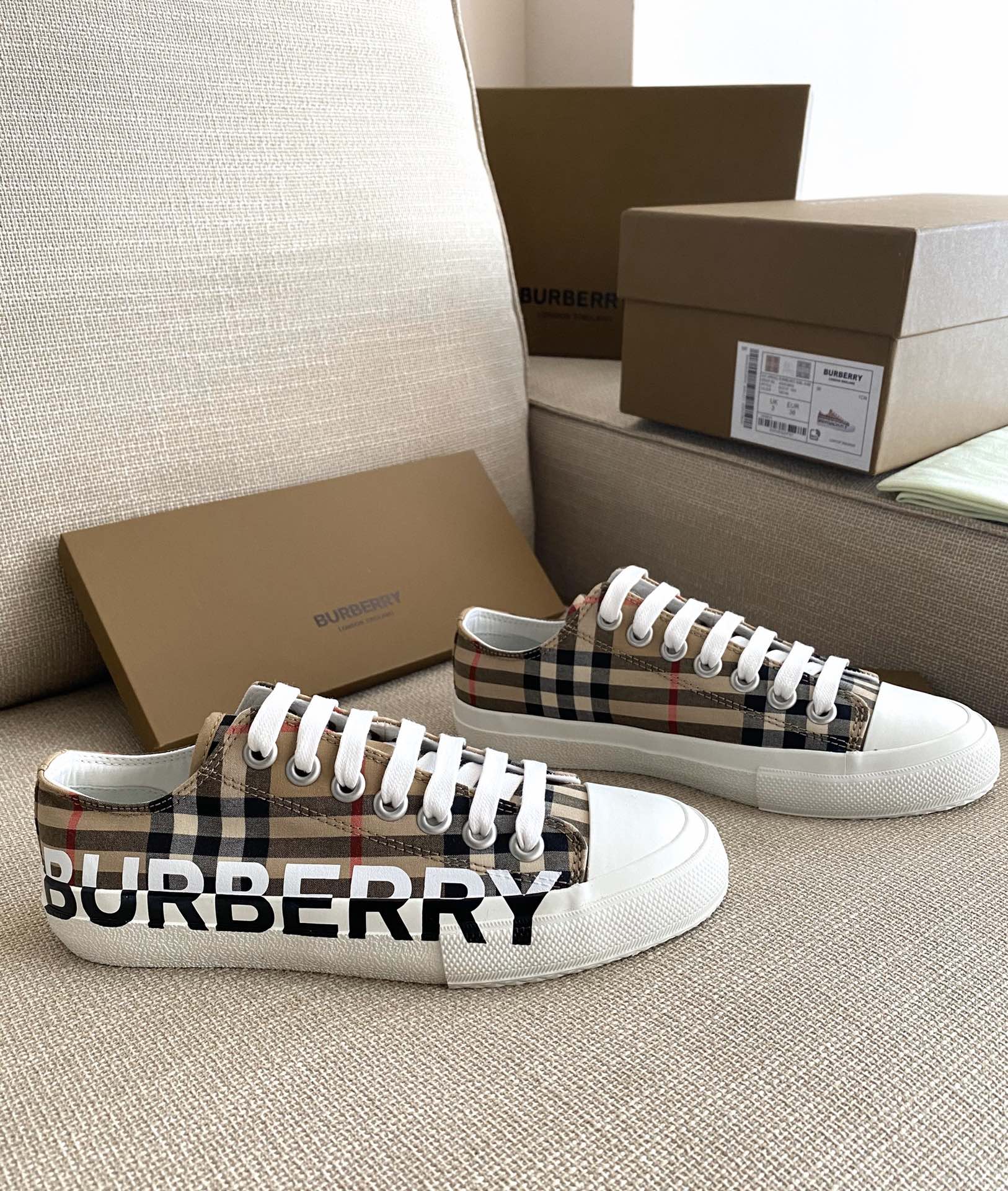 Giày Sneakers Burberry - Fullsize (size nam và nữ)