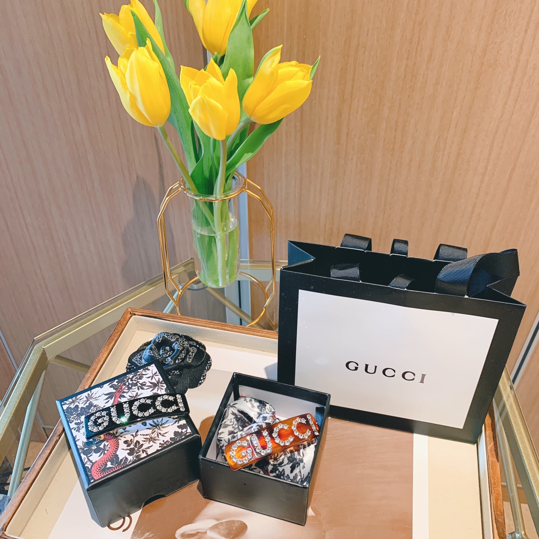 NO:634223,88160, super beautiful G family acrylic retro crystal hairpin, two colors, tortoise shell color / black, so fairy!  It can be matched with any hairstyle. I bought it in March!  But we are waiting for imported acrylic sheets!  After waiting for several months, [crying] I finally present it to everyone!  Consistent, imported genuine Swarovski rhinestones!  Super super flash!  It is definitely not about using cheap diamonds to actually make goods!  The texture is super good!  Both colors look great!  I personally recommend black for those with yellow hair!  Brown is suitable for people with dark hair!  This hair clip can be used as a bang clip, a side clip, or a clip at the back. It looks good no matter how you clip it, and it goes well with clothes. I can’t put it down. It’s super delicate and easy to match. It can be styled casually. It’s very feminine. In short, it’s very beautiful. swarovski, hairpins, Cardia high-end jewelry1986090988160,超美Ｇ家亚克力复古水晶发夹 两个颜色,玳瑁色/黑色,太仙啦！什么发型都可以搭配 三月份就购入啦！可是在等进口的亚克力板材！等了几个月才到[流泪]终于呈现给大家啦！一致z,进口正品施华洛世奇水钻！超级超级闪！绝不是实际做货用廉价钻代替！质感超级好！ 两色都好看！个人推荐黑色适合头发颜色黄的！茶色适合头发黑的！ 这款发夹既可以做刘海夹,侧边夹,也可以夹在后面,怎么夹都好看,而且很好搭配衣服,爱不释手啦,超级秀气,也是很好搭配,随意一别,小女人十足,总之特别美,,swarovski,hairpins,卡迪亚高端饰品,Jewelry