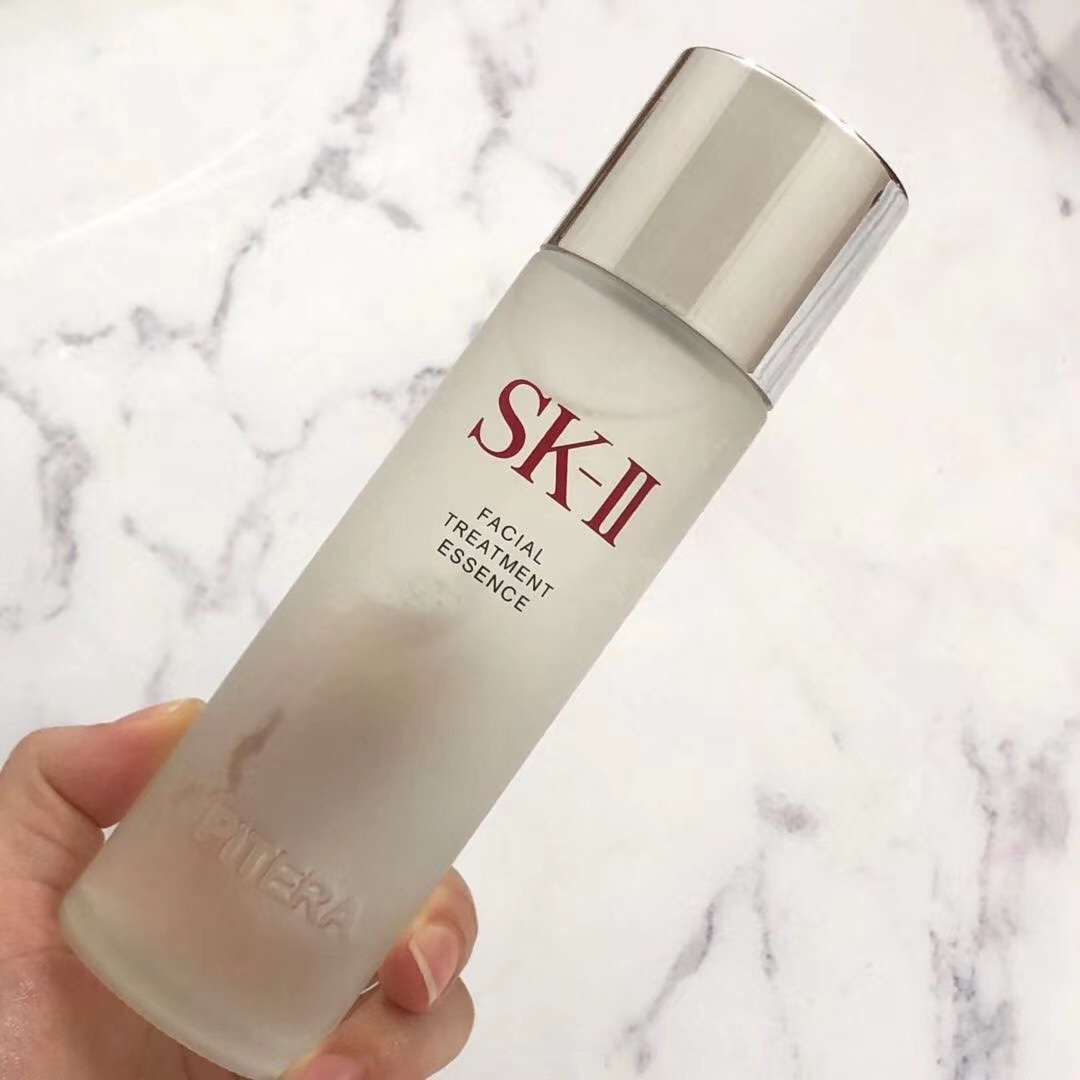 专柜品质/30💰包邮
SKii神仙水160ml如果你没有用过神仙水，就等于没有用过SKII。“28年，承诺不变；28天，肌肤焕变”。皮肤细腻度和通透度都可以看到改善。谁用谁知道‼️sk2神仙水，适合所有肤质，整瓶含高达90.7%的SK-II 特有的Pitera®精华神奇修护力量让脸上的问题奇迹般渐渐淡化，肌肤越变越细致。
