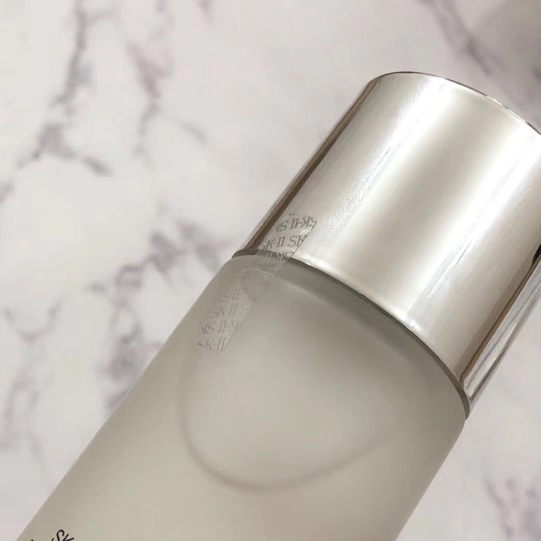 专柜品质/30💰包邮
SKii神仙水160ml如果你没有用过神仙水，就等于没有用过SKII。“28年，承诺不变；28天，肌肤焕变”。皮肤细腻度和通透度都可以看到改善。谁用谁知道‼️sk2神仙水，适合所有肤质，整瓶含高达90.7%的SK-II 特有的Pitera®精华神奇修护力量让脸上的问题奇迹般渐渐淡化，肌肤越变越细致。