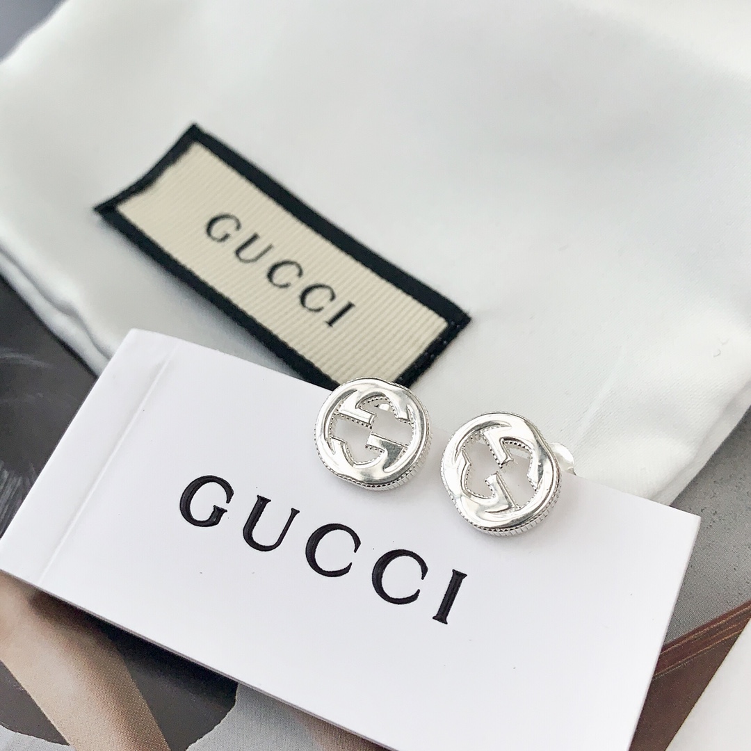 NO:102865,Exclusive first release!  Finally shipped!  Original customization!  G family classic interlocking series, double G letter sterling silver earrings, long-awaited gucci earrings, even some of the two companies on the market, they are completely incorrect in the product. This seems simple and practical, and every bit of the craftsmanship is made by the master, which is so full that the machine cannot do it. There is also exclusive anti-counterfeiting rubbing. A must-have classic double G logo earrings for the goddess. It is delivered in a full set of packaging and is very suitable for giving to people for their own use!  ,Gucci stud earrings,gucci,gucci,gucci,pure silver19860909独家首发！终于出货！原版定制！G家经典款 interlocking 系列 双G字母纯银耳钉 久等的gucci耳钉 市面即使个别两家做的也是完全货不对版的东西 这个看起来简单实际很考验工艺的每个点点都是老师傅纯手工打造出来的 才有那个饱满度 机器做不到 还有独家防伪拓印 女神必备的一款经典双g标志耳钉 配送全套包装 送人自用都非常合适！,古驰耳钉,gucci,gucci,gucci,pure silver,Jewelry