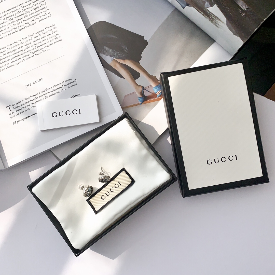 NO:102877,Exclusive first release!  Finally shipped!  Original customization!  G family's latest model Interlocking series Double G letter patterned earrings This double G letter retro earrings can be worn by both men and women. The square G pattern is inspired by the collection design of the 1970s. After being renovated and interpreted, it is presented on this old-fashioned sterling silver earrings in the form of a hollow pattern. The geometric pattern is matched with Arabic engraving patterns, and the weaving piping is ingeniously added to the edges to create an outstanding accessories shape. The full set of packaging is very suitable for giving to people for their own use!  ,Gucci stud earrings,gucci,gucci,pure silver19860909独家首发！终于出货！原版定制！G家最新款 Interlocking系列 双G字母织纹耳钉 这款双G字母复古耳钉 男女都可以佩戴 方形G图案灵感源自20世纪 70年代的典藏设计,经焕新演绎后,以镂空图案的形式呈现在这款做旧感的纯银耳钉上.几何图案搭配阿拉伯风格刻花图案,同时在边缘匠心添加织纹滚边,打造出众的配饰造型 配送全套包装 送人自用都非常合适！,古驰耳钉,gucci,gucci,pure silver,Jewelry