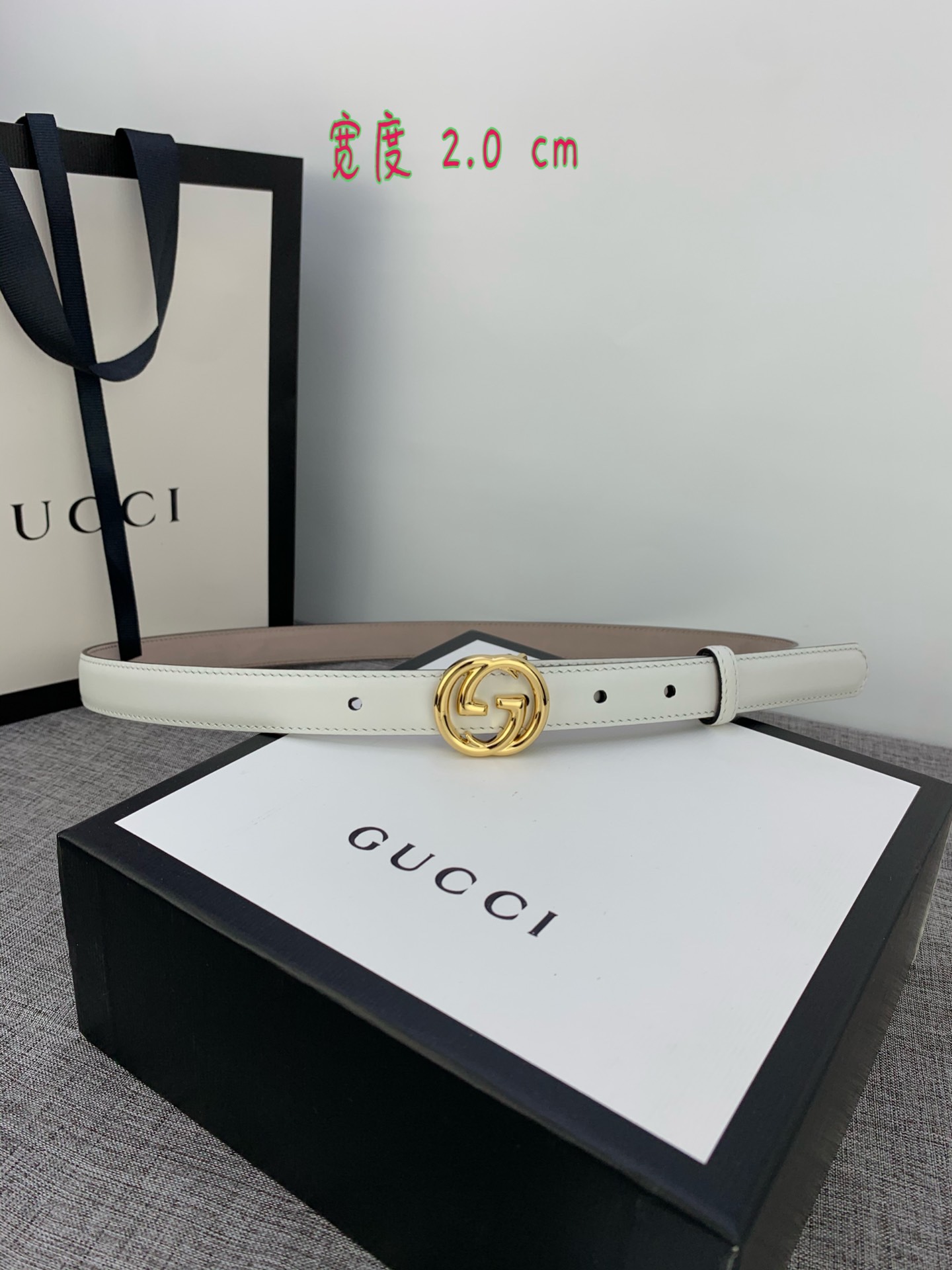 GUCCI此细款腰带用采光头小层牛皮精制而成配以双G带扣宽度2.0cm