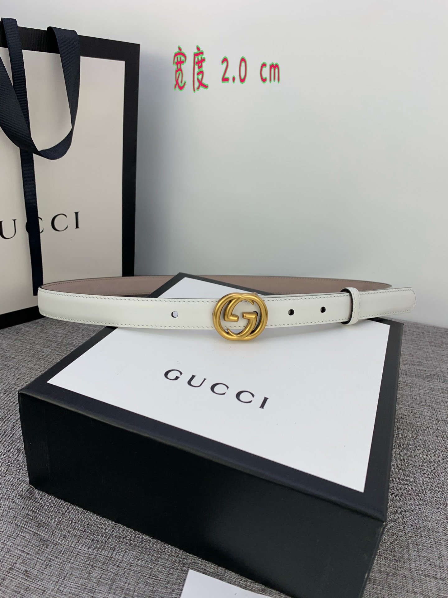 GUCCI此细款腰带用采光头小层牛皮精制而成配以双G带扣宽度2.0cm