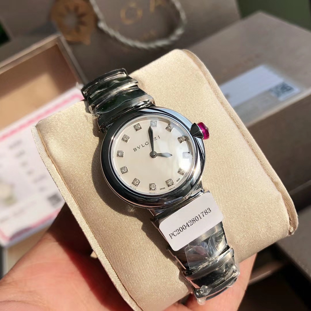 NO:158380,Plot: Bulgari's LVCEA series 102196LU28C2SL/12 This women's watch continues the shape of the Bulgari LVCEA series. The dial size is 28mm, sapphire crystal mirror, a full set of 904L stainless steel case, the original Yita Group specializes in the Bulgari brand movement. The literal LG is oil-pressed with spark patterns. The font is full and three-dimensional, with delicate texture. The crown design inlaid with pink cabochon gems is one of the most unique signs in this series. The white mother of pearl dial and diamond hour markings interpret the charm of a woman. The strap is like a rose blooming on the wrist.  The stainless steel crown is set with pink cabochons and diamonds. The white mother-of-pearl dial is equipped with diamond hour markers. The LVCEA watch uses a unique design bracelet and polished metal geometric structure to complement each other, tightly surrounding the charming round watch dial. Bulga**, the master of colored gemstone, sets a noble pink cabochon-cut gem in each LVCEA watch crown and embellishes a brilliant diamond at the top. Its unique strap design  Convey the calm temperament that makes you excited, low-key and vulgar, versatile and extraordinary, let the LVCEA series make every day dazzling, and let every style flow naturally. As a unique watch design that subverts women's unique watch design, it stands out for the brand watches. Spending time with TA, everything is just right, no difference, unique design, fashionable and versatile style, and casual and free temperament make you fall in love with at first sight  This watch from the Bao*li LVCEA series is mainly color-touched with white mother-of-pearl face, with pink cabochon gems inlaid with white mother-of-pearl dial, which presents a gradient effect under different lights, beautiful to suffocate. With the fine steel silver-white strap that echoes the dial, the Italian style is about to come out, with a full set of packaging for the counter, whether it is gifted or kept by yourself, it is very respectable.19860909批: 宝格丽 的LVCEA系列102196LU28C2SL/12这款女士腕表依旧延续了宝*丽LVCEA系列的造型,表盘尺寸28mm,蓝宝石水晶镜面,表壳全套904L精钢,原装依塔集团专供宝格丽品牌机芯,字面LG为油压出火花纹,字体饱满立体感强,纹理细腻,镶嵌粉色凸圆形宝石的表冠设计是这一系列当中最独特的标示之一.白色珍珠贝母表盘搭配钻石时标诠释出女人的妩媚动人的魅力.表带,如同绽放在腕间的玫瑰 精钢表冠镶嵌粉色凸圆形宝石和钻石.白色珍珠母贝表盘,配以钻石时标.LVCEA腕表采用独具设计感的表链与抛光金属几何结构,相辅相成,将迷人的圆形腕表表盘紧紧包围.Bulga**,彩色宝石大师,在每一枚LVCEA腕表表冠镶嵌一颗高贵的粉红色凸圆形切割宝石,并于顶端点缀一颗璀璨美钻.其独特的表带设计传达出让你心动的沉稳气质,低调绝不低俗,百搭绝不平凡,让LVCEA系列让每一天都光彩夺目,让每一种风情自然流淌.宝*丽LVCEA系列腕表作为一款颠覆女性独特的腕表设计在品牌手表理所当然的突颖而出,与TA共度时光,一切都是恰到好处,不差分毫,独特的设计,时尚百搭的风格,率性洒脱的气质让你一见倾心 宝*丽LVCEA系列的这款腕表以白色珍珠贝母面为主调色,表光镶嵌粉色凸圆形宝石,白色珍珠母贝的表盘,在不同光线下呈现出渐变效果,漂亮到窒息,加上和表盘相呼应的精钢银白色表带,意式风情已然呼之欲出,配专柜全套包装,不管送礼还是自留都是非常有面子的,,louis vuitton,bvlgari,Watch