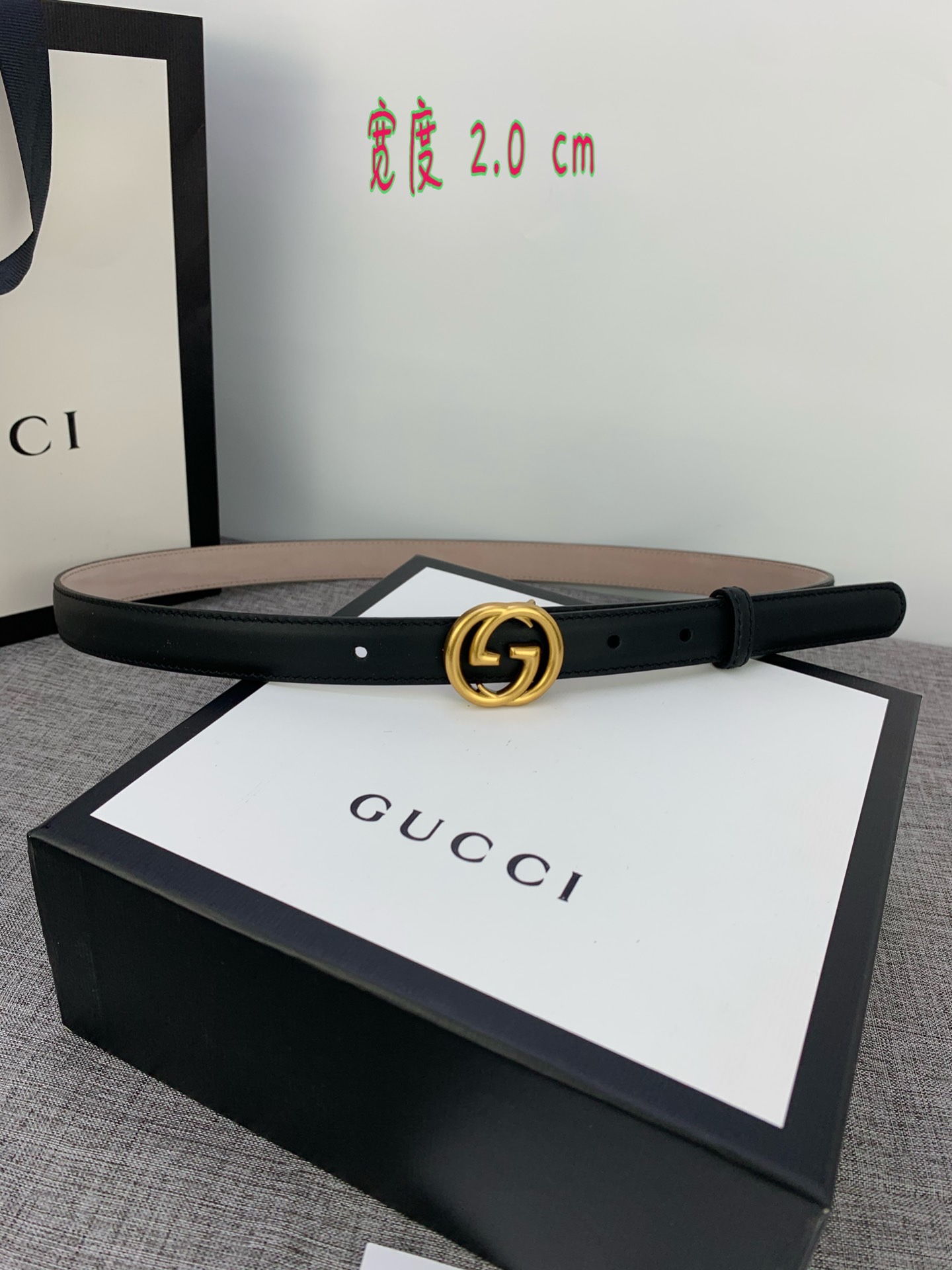 GUCCI此细款腰带用采光头小层牛皮精制而成配以双G带扣宽度2.0cm