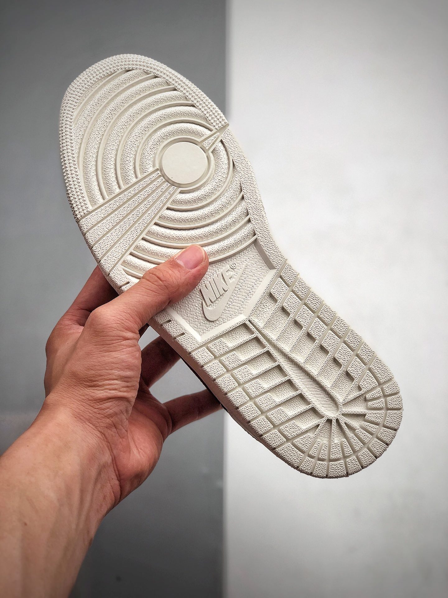210 Jordan 1 Low“University Red”权志龙 奶白红 大学红  货号：AO9944-161