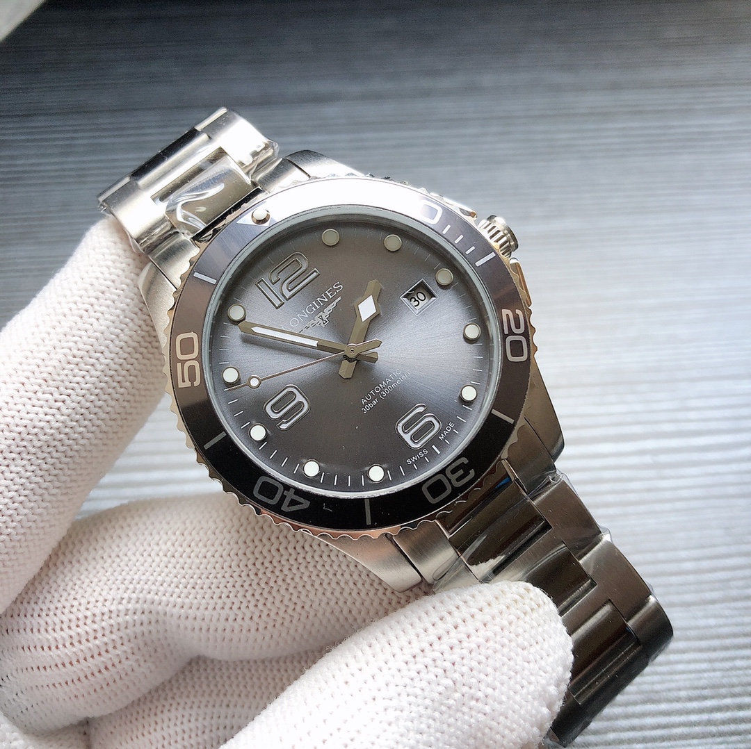 K5  性价比之王——浪琴  Longines  L 康卡斯 运动 L3.781.4.56.9 水中霸主，荣耀降临。劈波斩浪，勇往直前。出品，必属精品。表壳腕表尺寸41X12mm。超强夜光 316L精钢壳套完美无瑕，打磨工艺高超，延续一丝不苟的卓越品质，树立复刻业界新标杠。陶瓷表圈拥有正品级别的高级质感，刻度的立体感和倒角细节两不误。精益求精，方显大厂风范。机芯采用广受复刻界推崇的全新全自动机芯，高度防水，可放心