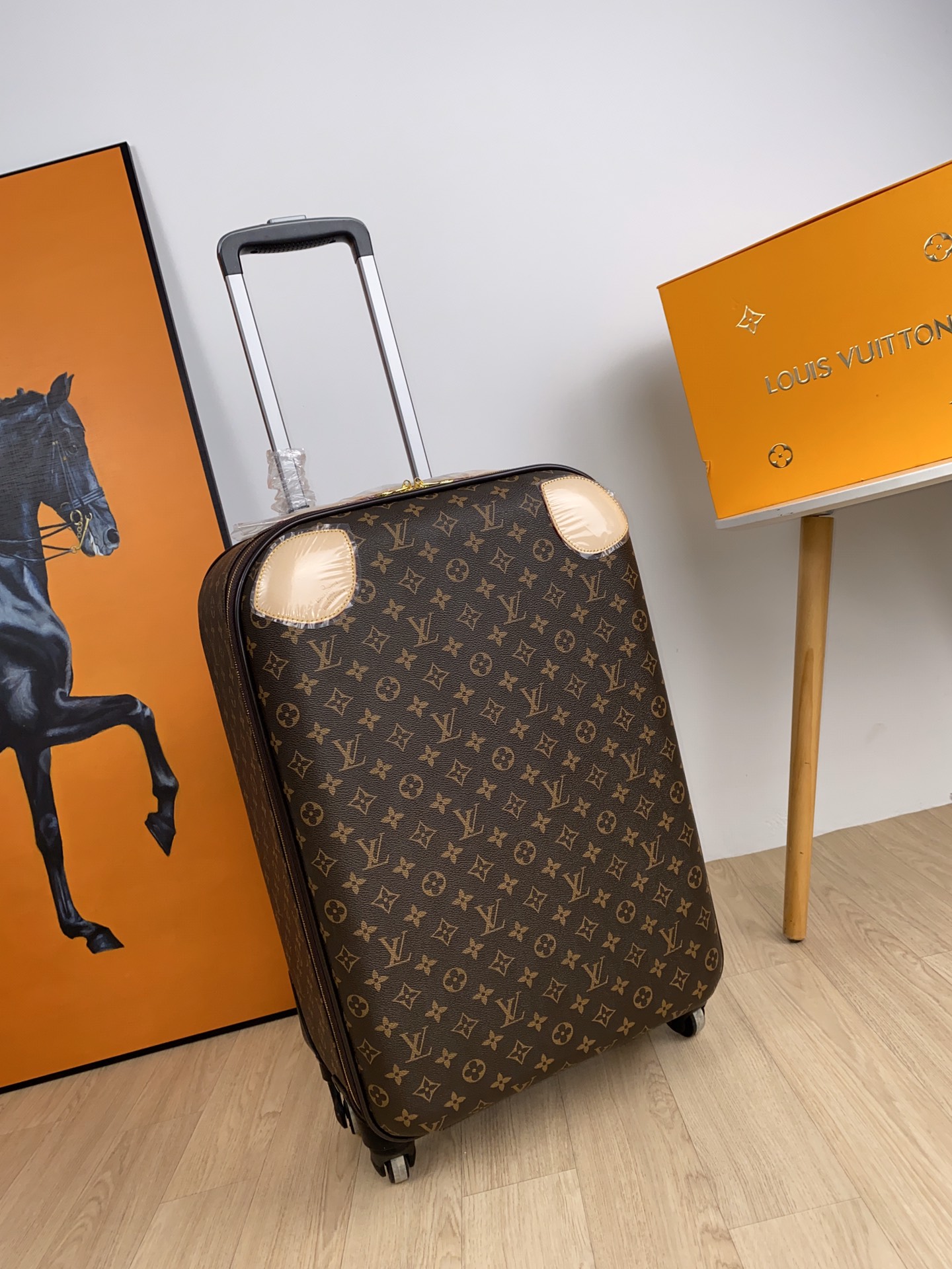 NO:270002,LOUIS VUITTON Universal Wheel Original Leather This trolley case is made of the iconic Monogram canvas material, making it the best partner for business travel. This lightweight suitcase meets the size of luggage on the body, is elegant and generous without losing luxury, and can accommodate a large number of items. Colors of Kerge, presbyopia, coffee garage, and black flowers!  ,,louis vuitton19860909LOUIS VUITTON万向轮 原版皮质 这款拉杆箱采用了的标志性Monogram帆布材质,是商务旅行的最佳拍档.这款轻便的手提箱符合随身上级行李尺寸,优雅大方而不失奢华,可容纳众多物品.颜色克格、老花、啡格、黑花！,,louis vuitton,luggage