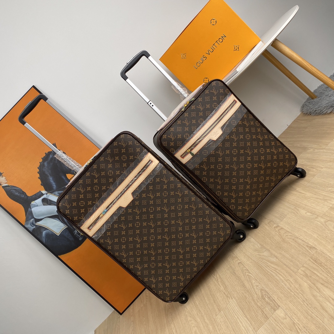 LOUIS VUITTON ruedas giratorias, cuero original. Esta maleta utiliza el icónico material de lona Monogram, es…