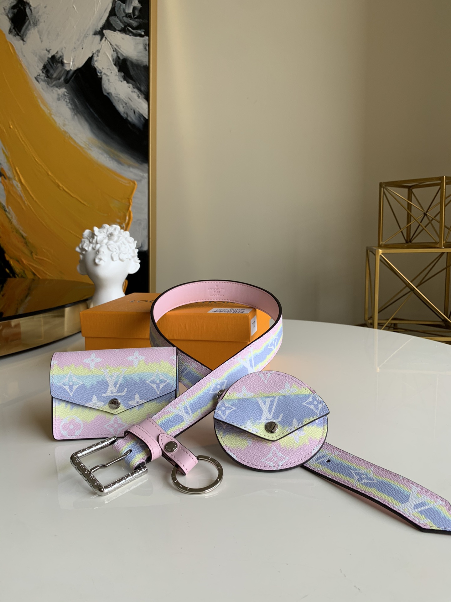 NO:395750,【Exclusive real shot M0253Y】 LV ESCALE DAILY MULTI POCKET 30mm belt Daily Multi Pocket 30mm belt introduces a detachable small bag and keychain for play, which is quite interesting. It is equipped with a classic Monogram canvas belt and a silver buckle engraved with Monogram pattern, with a modern temperament. The classic design incorporates a fresh summer style and fits the popular aesthetics of the new season. The size is 70cm, 80cm, 90cm., LV [original leather], louis vuitton, keychain19860909【独家实拍M0253Y】 LV ESCALE DAILY MULTI POCKET 30 毫米腰带 Daily Multi Pocket 30 毫米腰带引入可拆卸小包与钥匙扣,可供把玩,颇富趣味.配有经典 Monogram 帆布带和刻有 Monogram 图案的银色搭扣,气质现代.经典设计融入清新夏日风情,契合新一季流行美学.尺寸可选70cm 80cm 90cm .,LV【原厂皮】,louis vuitton,keychain,Bag