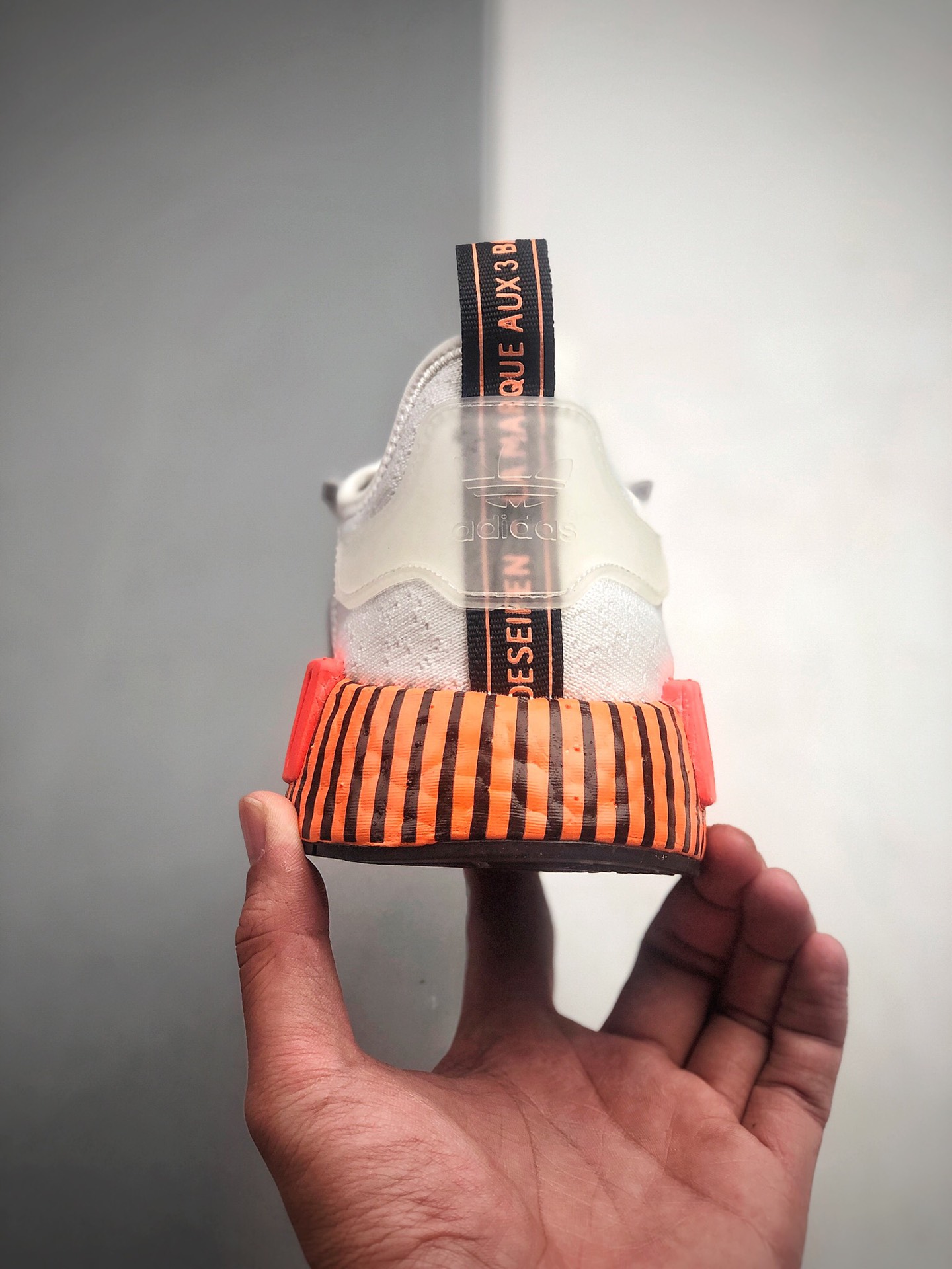 210 Adidas Boost NMD  R1 系列 弹力针鞋织面  整双鞋子的透气和性舒适完度美 货号：FV3648