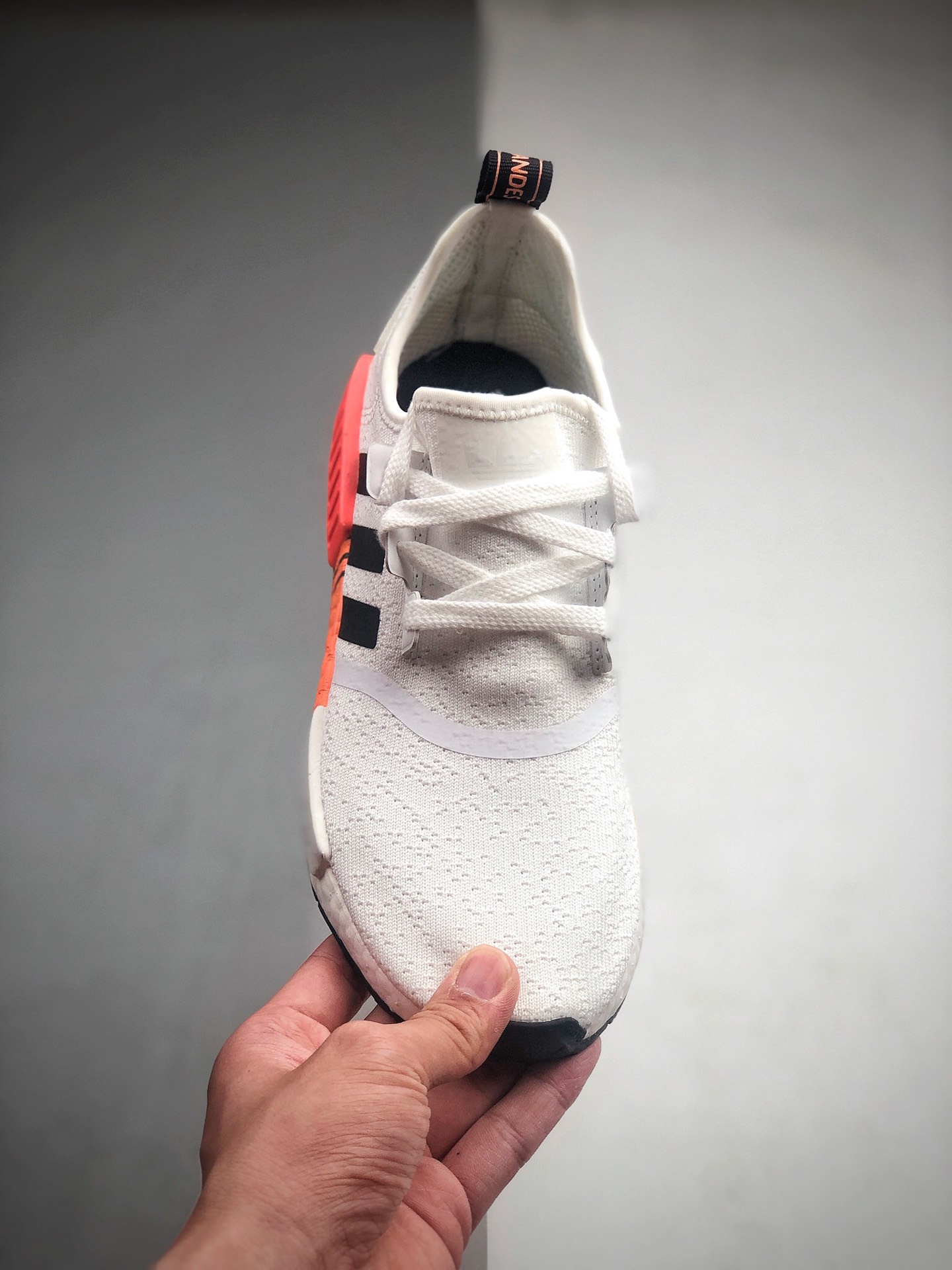 210 Adidas Boost NMD  R1 系列 弹力针鞋织面  整双鞋子的透气和性舒适完度美 货号：FV3648