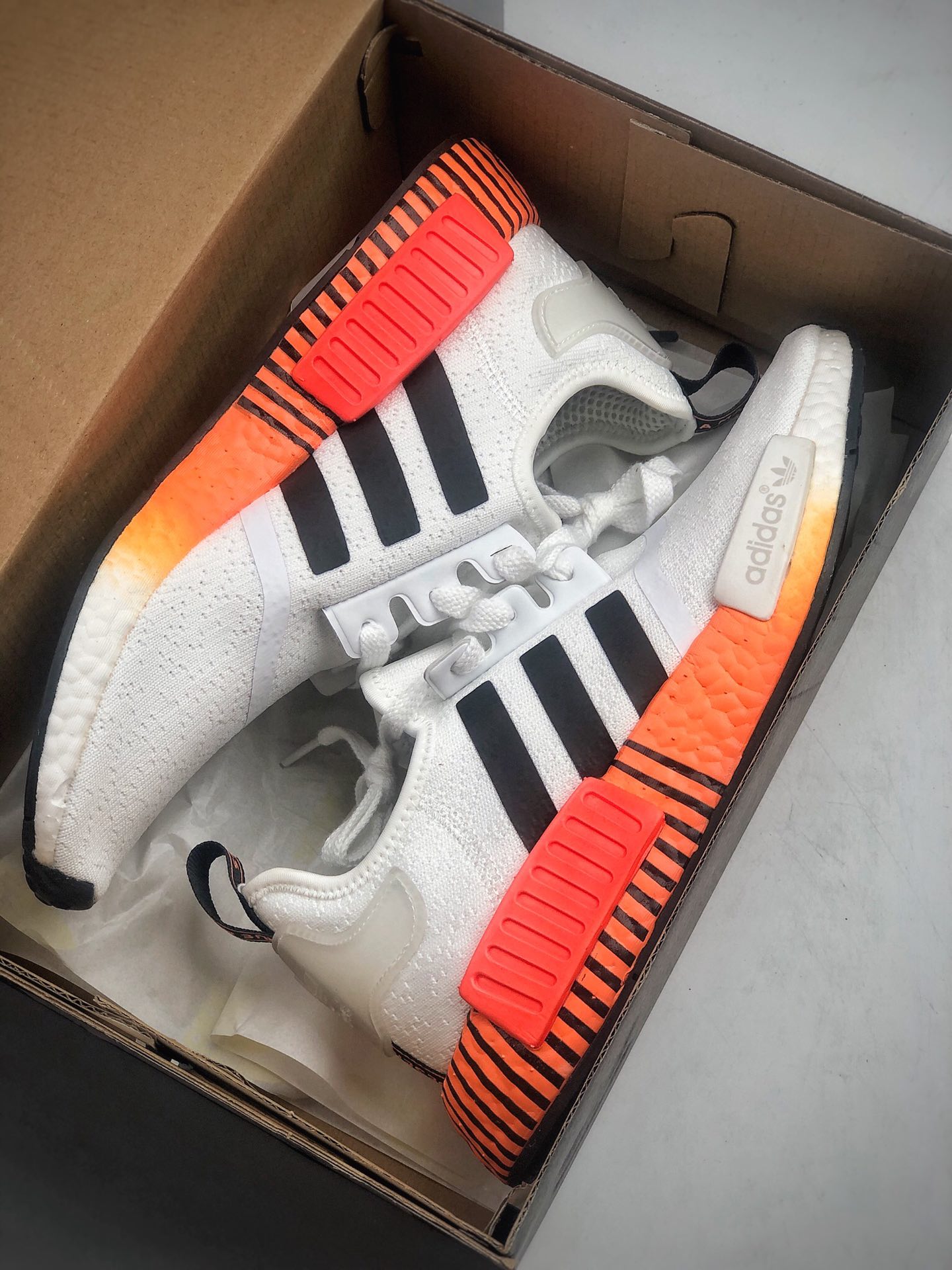 210 Adidas Boost NMD  R1 系列 弹力针鞋织面  整双鞋子的透气和性舒适完度美 货号：FV3648