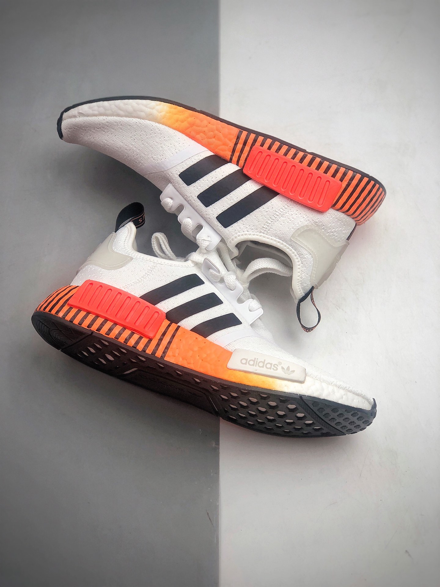 210 Adidas Boost NMD  R1 系列 弹力针鞋织面  整双鞋子的透气和性舒适完度美 货号：FV3648