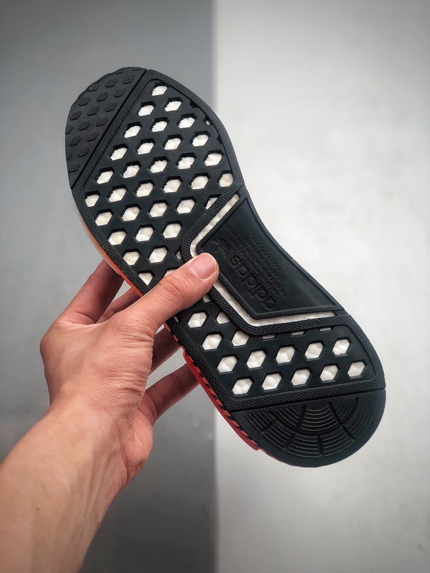 210 Adidas Boost NMD  R1 系列 弹力针鞋织面  整双鞋子的透气和性舒适完度美 货号：FV3648