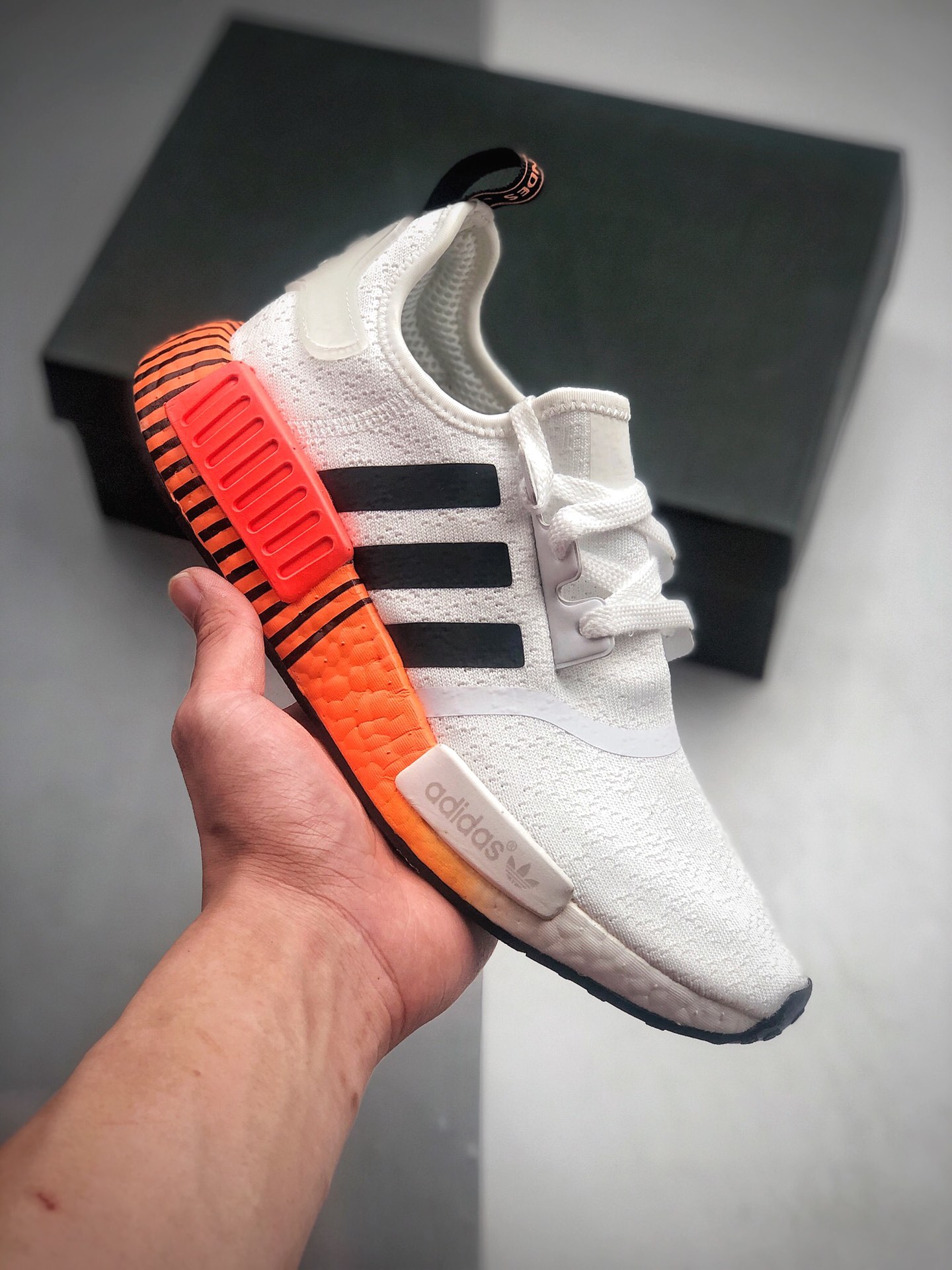 210 Adidas Boost NMD  R1 系列 弹力针鞋织面  整双鞋子的透气和性舒适完度美 货号：FV3648