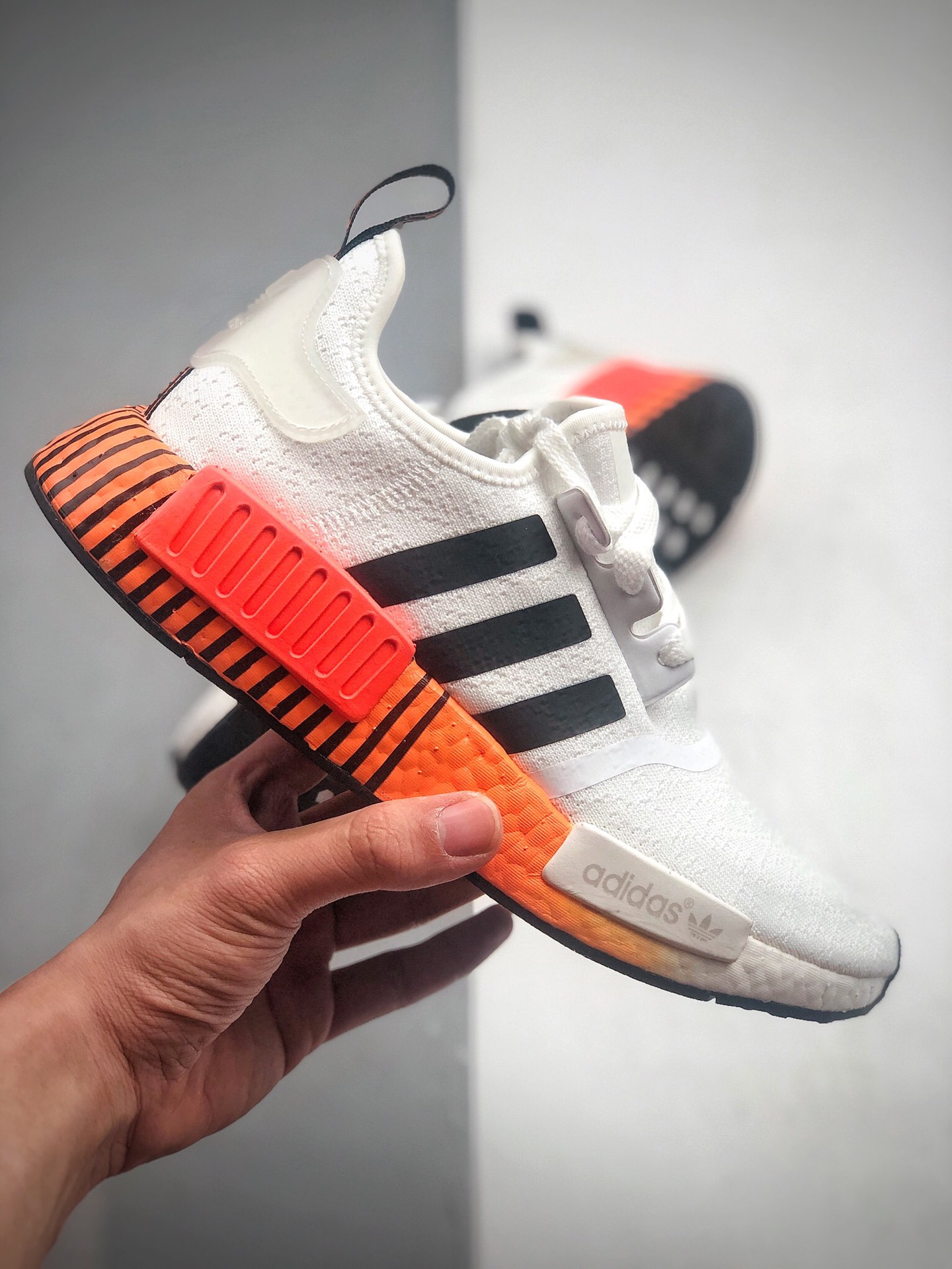 210 Adidas Boost NMD  R1 系列 弹力针鞋织面  整双鞋子的透气和性舒适完度美 货号：FV3648