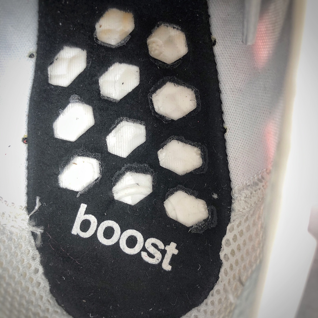 210 Adidas Boost NMD  R1 系列 弹力针鞋织面  整双鞋子的透气和性舒适完度美 货号：FV3648