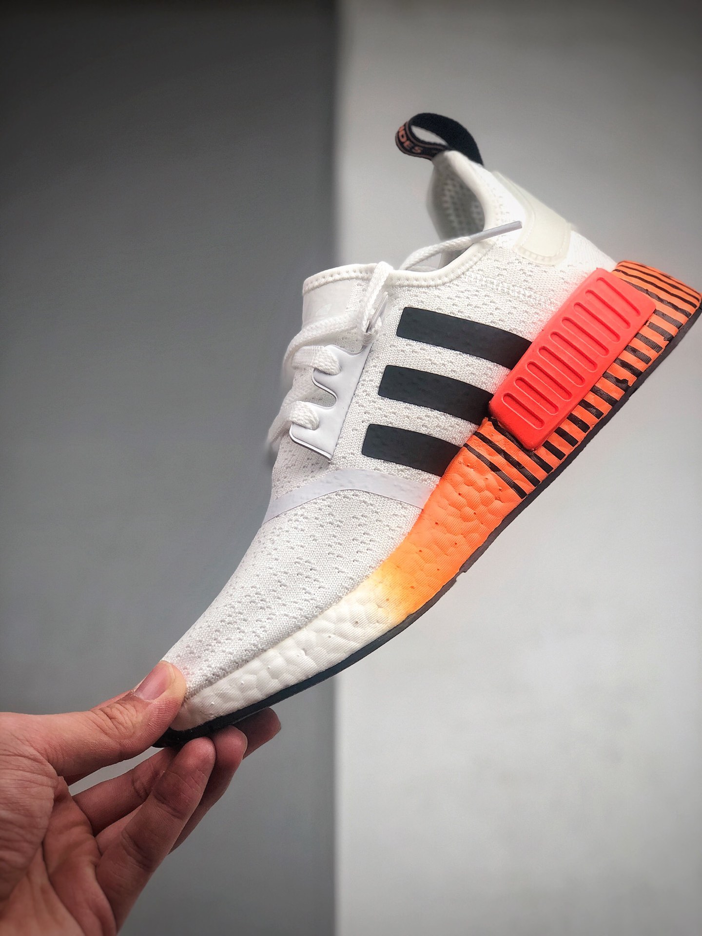 210 Adidas Boost NMD  R1 系列 弹力针鞋织面  整双鞋子的透气和性舒适完度美 货号：FV3648