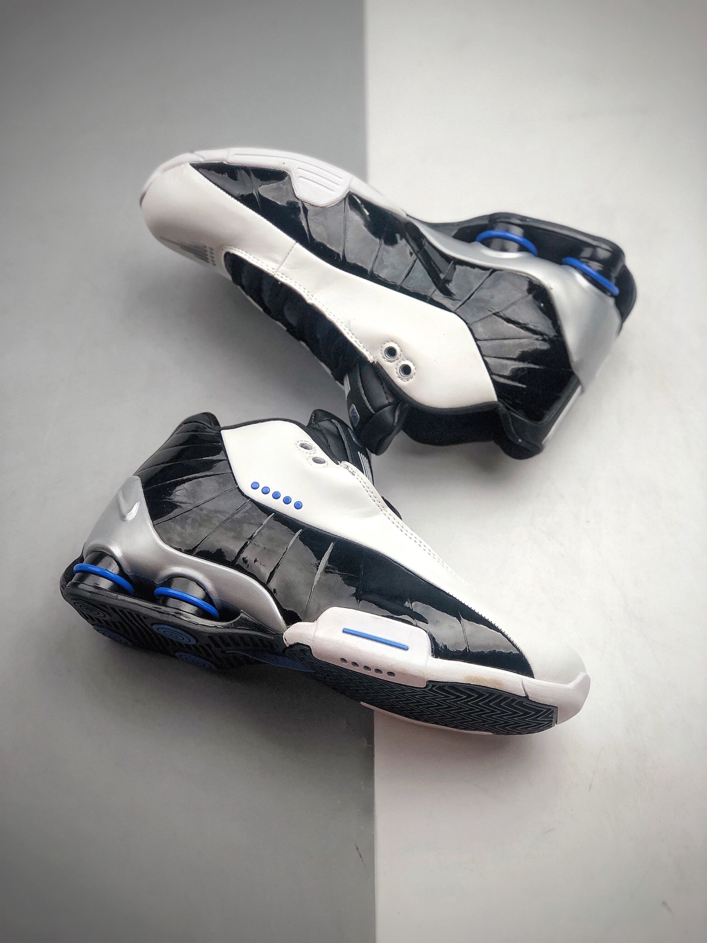 270 NIKE SHOX气柱篮球鞋 白红Nike Shox BB4 天际线卡特多伦多气柱篮球鞋  货号：AT7843-102