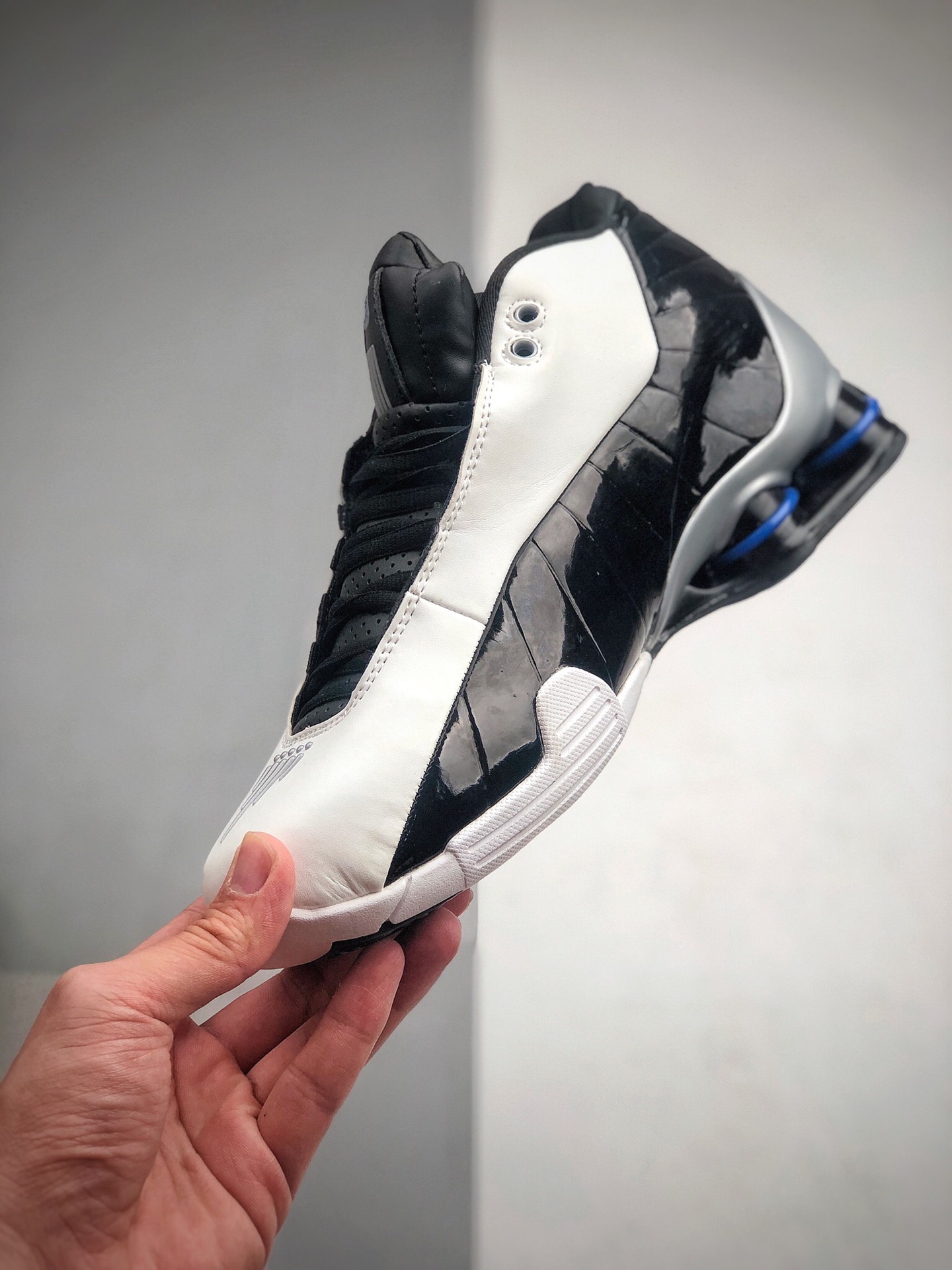 270 NIKE SHOX气柱篮球鞋 白红Nike Shox BB4 天际线卡特多伦多气柱篮球鞋  货号：AT7843-102