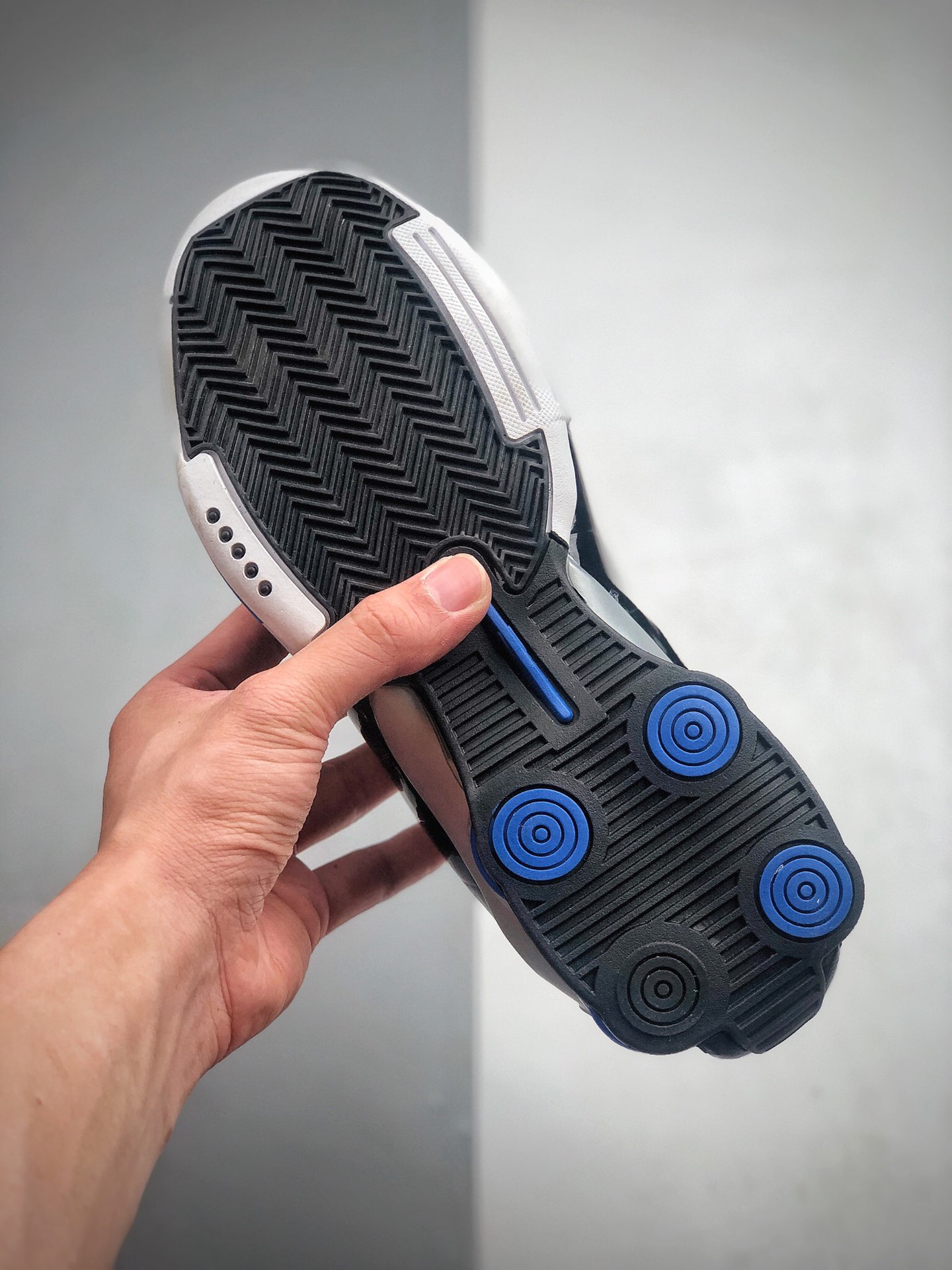 270 NIKE SHOX气柱篮球鞋 白红Nike Shox BB4 天际线卡特多伦多气柱篮球鞋  货号：AT7843-102