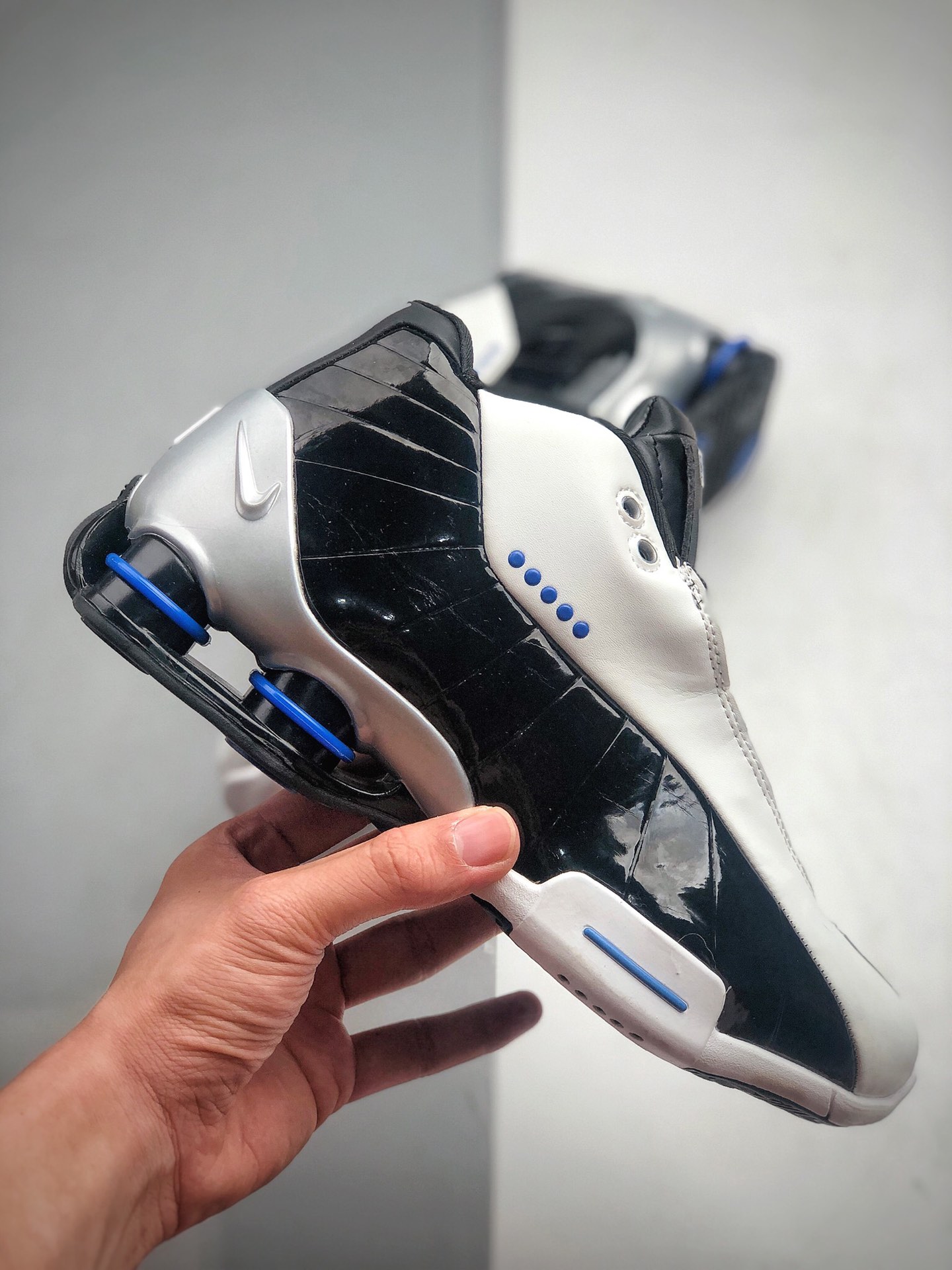 270 NIKE SHOX气柱篮球鞋 白红Nike Shox BB4 天际线卡特多伦多气柱篮球鞋  货号：AT7843-102