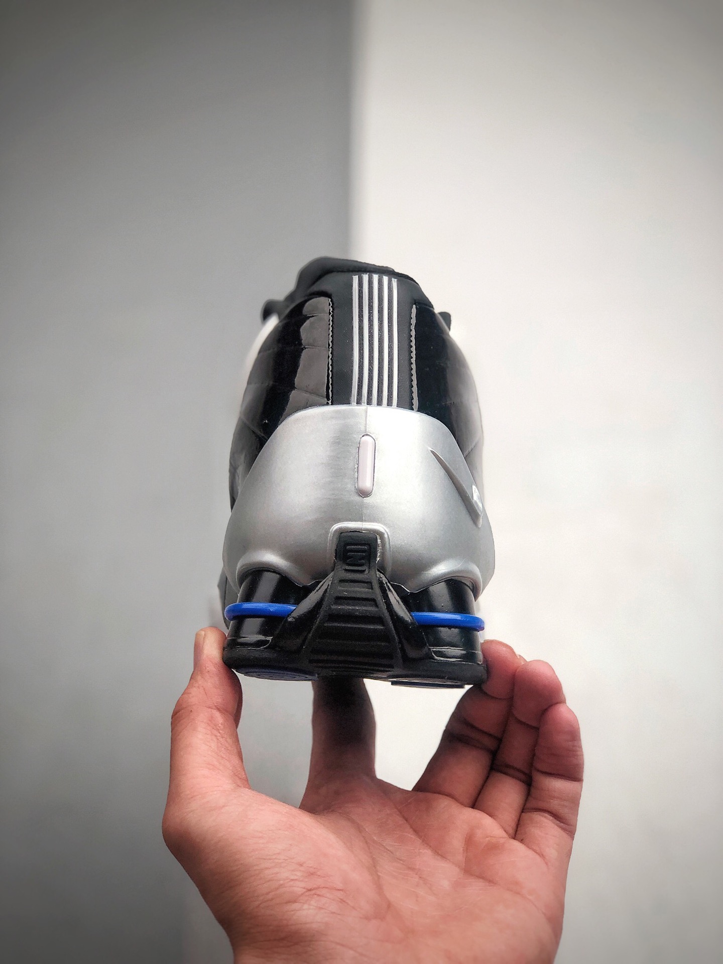 270 NIKE SHOX气柱篮球鞋 白红Nike Shox BB4 天际线卡特多伦多气柱篮球鞋  货号：AT7843-102