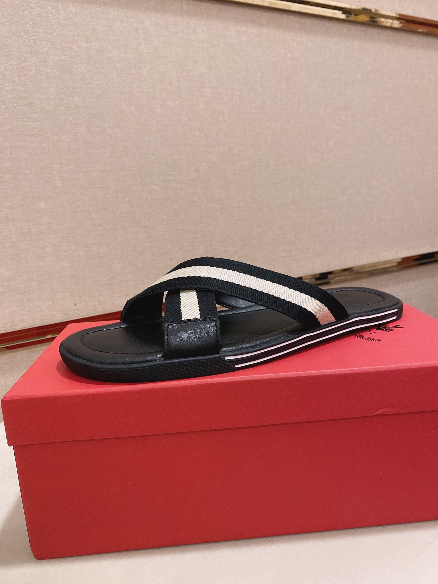 H0 Bally~巴利最新潮流凉拖上市 官网同款 专柜品质[强][强]精选头层小牛皮配巴利原版织带 休闲百搭款 做工精细 用料上层 现货鞋码38到45″},”watermark”:”