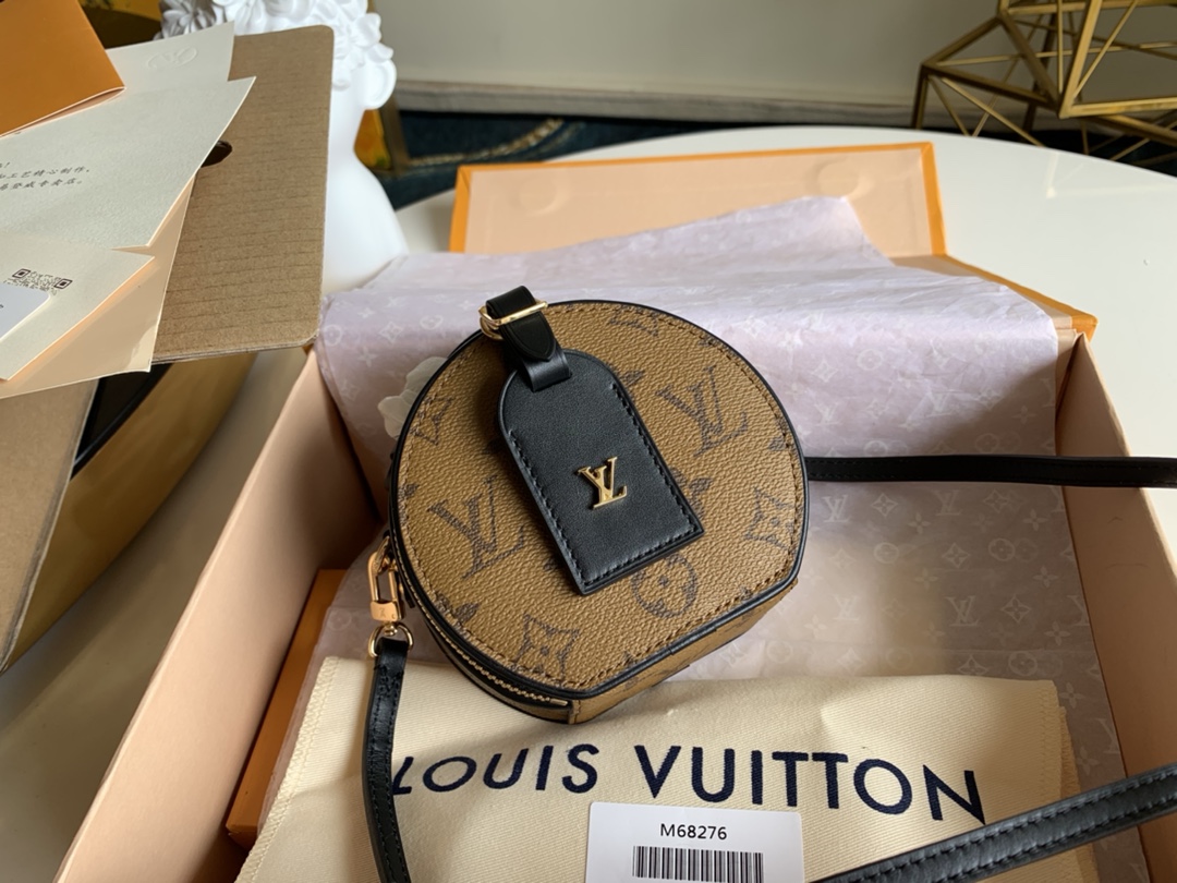 NO:395753,[Exclusive real-life M68276 with super high-quality packaging] Mini Boite Chapeau handbags are made of Monogram Reverse coated canvas, embellished with Malletage quilted lining, paying tribute to the brand's traditional details. Open the zipper to show the exquisite inner lining, equipped with a large organ compartment. Removable shoulder straps to create a shoulder-back experience. Size 13.0x 12.0x 6.5 cm.550, LV [original leather], louis vuitton, versace19860909【独家实拍M68276配超精品包装】Mini Boite Chapeau 手袋 选用 Monogram Reverse 涂层帆布,点缀 Malletage 绗缝内衬,致敬品牌传统细节.打开拉链展现考究内里,配有大号风琴隔层.可拆卸肩带打造肩背体验.尺寸13.0x 12.0x 6.5 cm.550,LV【原厂皮】,louis vuitton,versace,Bag