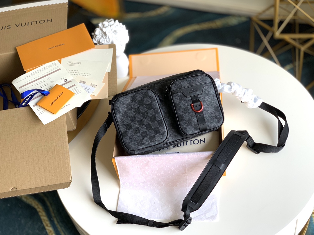 NO:395805,【Exclusive real photo N40280】Utility Messenger postman bag, male black plaid tilt liner, this new classic business bag combines simple and elegant style with excellent functionality. The clever interior design makes the items properly stored and easy to use. Size 27.0 x 16.5 x 10.5 cm.,LV【original leather】,louis vuitton19860909【独家实拍N40280】斜跨小号 Utility Messenger邮差包,男黑士格斜系挎列,此款全新经典商务包袋融合了朴素优雅的风格与出色的功能性.巧妙的内部设计,使物品妥善存放并易于取用.尺寸27.0 x 16.5 x 10.5 cm .,LV【原厂皮】,louis vuitton,Bag