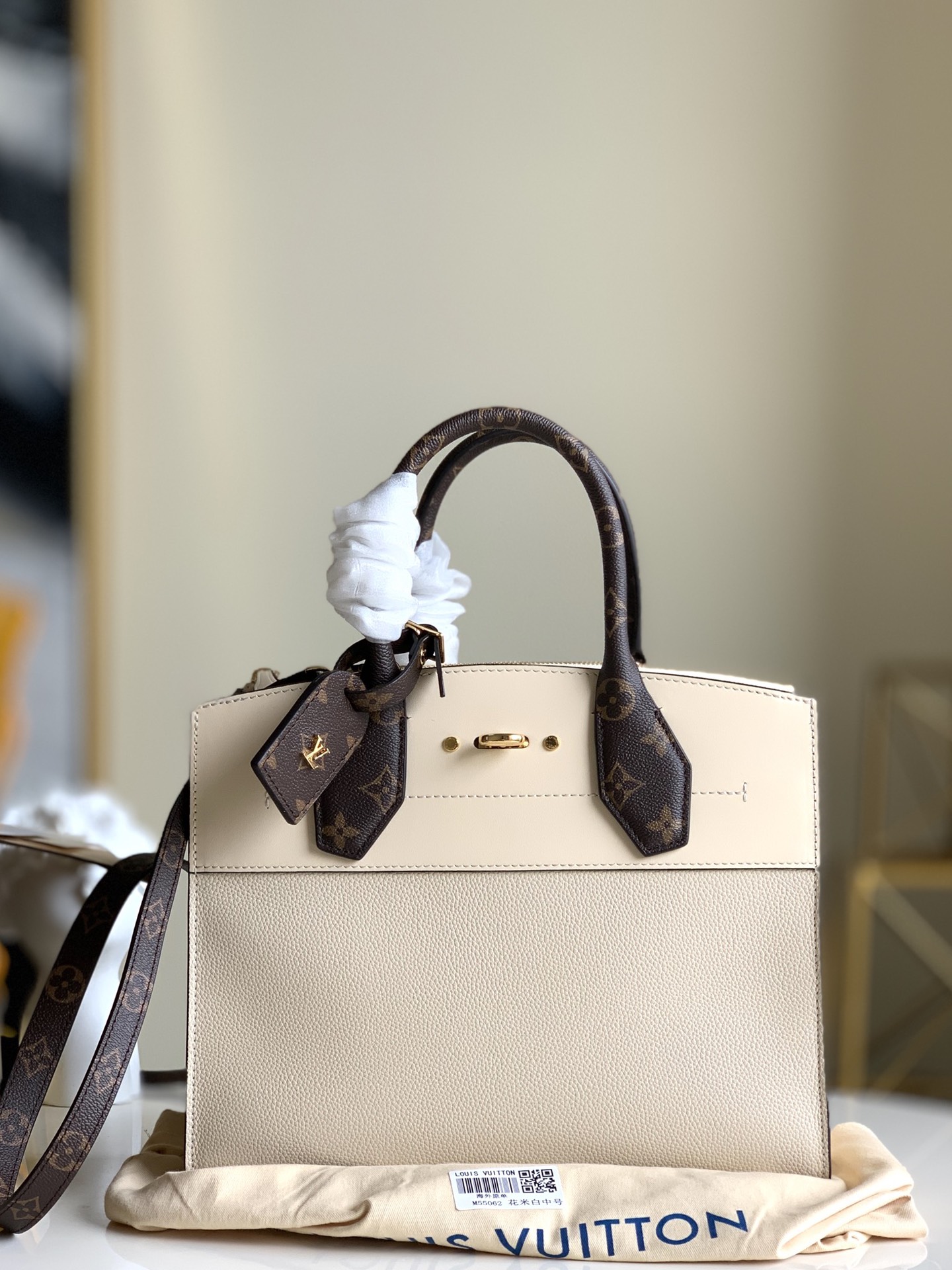 NO:395756,[Exclusive real photo M55062] The ideally-shaped City Steamer bag pays tribute to the inheritance of LV craftsmanship, while presenting a variety of logo element engraving locks, famous brands and LV circular patterns using hot pressing. This city bag can also be used in business occasions, and the spacious interior space can easily accommodate various documents. Size 31.0 x 26.5 x 12.0 cm.,LV [original leather],louis vuitton19860909【独家实拍M55062】理想定型的City Steamer包袋在致敬LV工艺传承的同时,呈现多款标志元素雕刻锁扣,名牌以及采用热压工艺的LV圆形图案.该款城市包袋亦可用于商务场合,宽敞的内部空间能轻松够容纳各类文件资料.尺寸31.0 x 26.5 x 12.0 cm .,LV【原厂皮】,louis vuitton,Bag