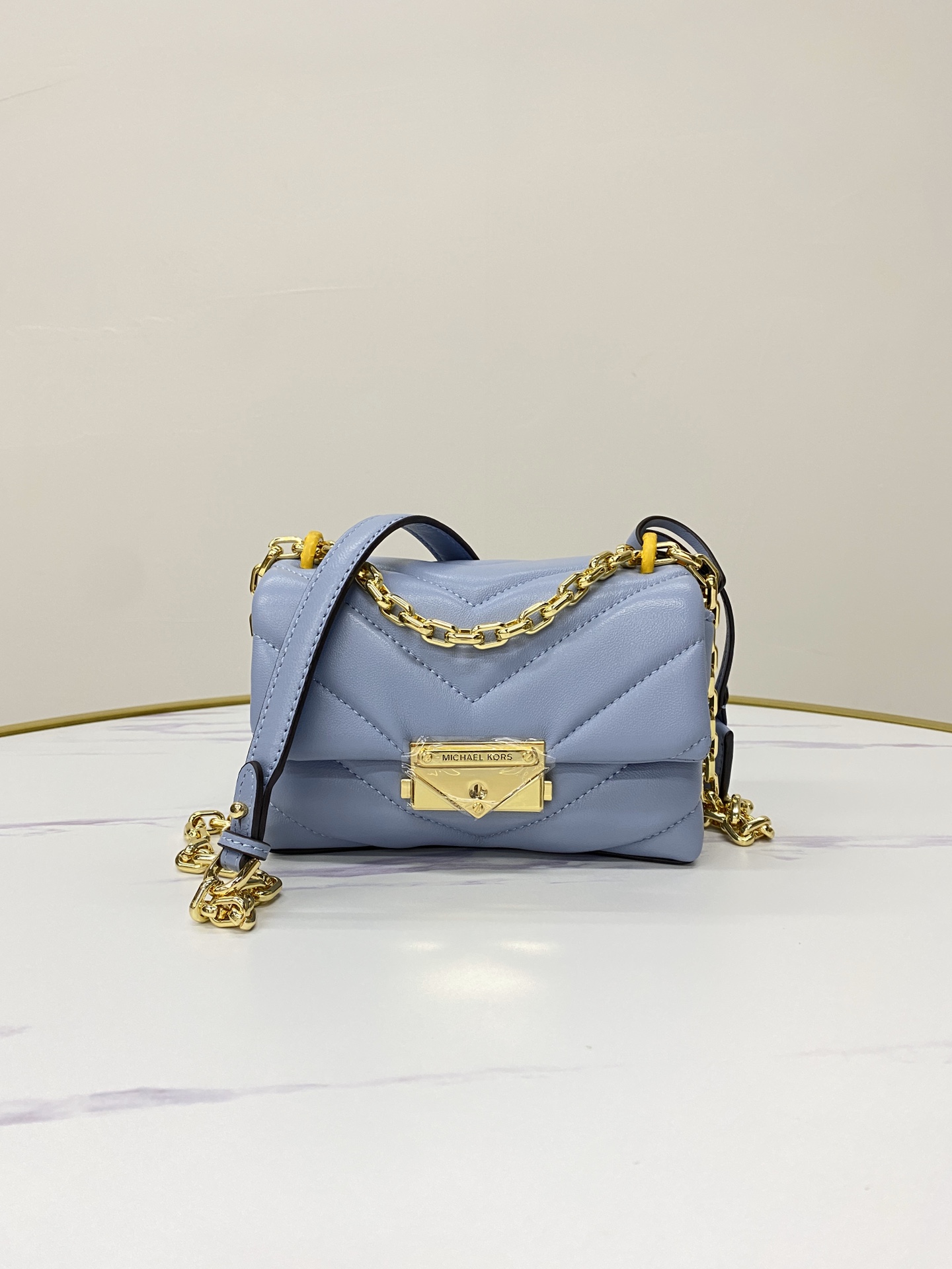 Michael Kors ～mk cece羊‮绣皮‬花V型新款小号 小链条 长‮带肩‬斜挎单肩两用女士包 一个包