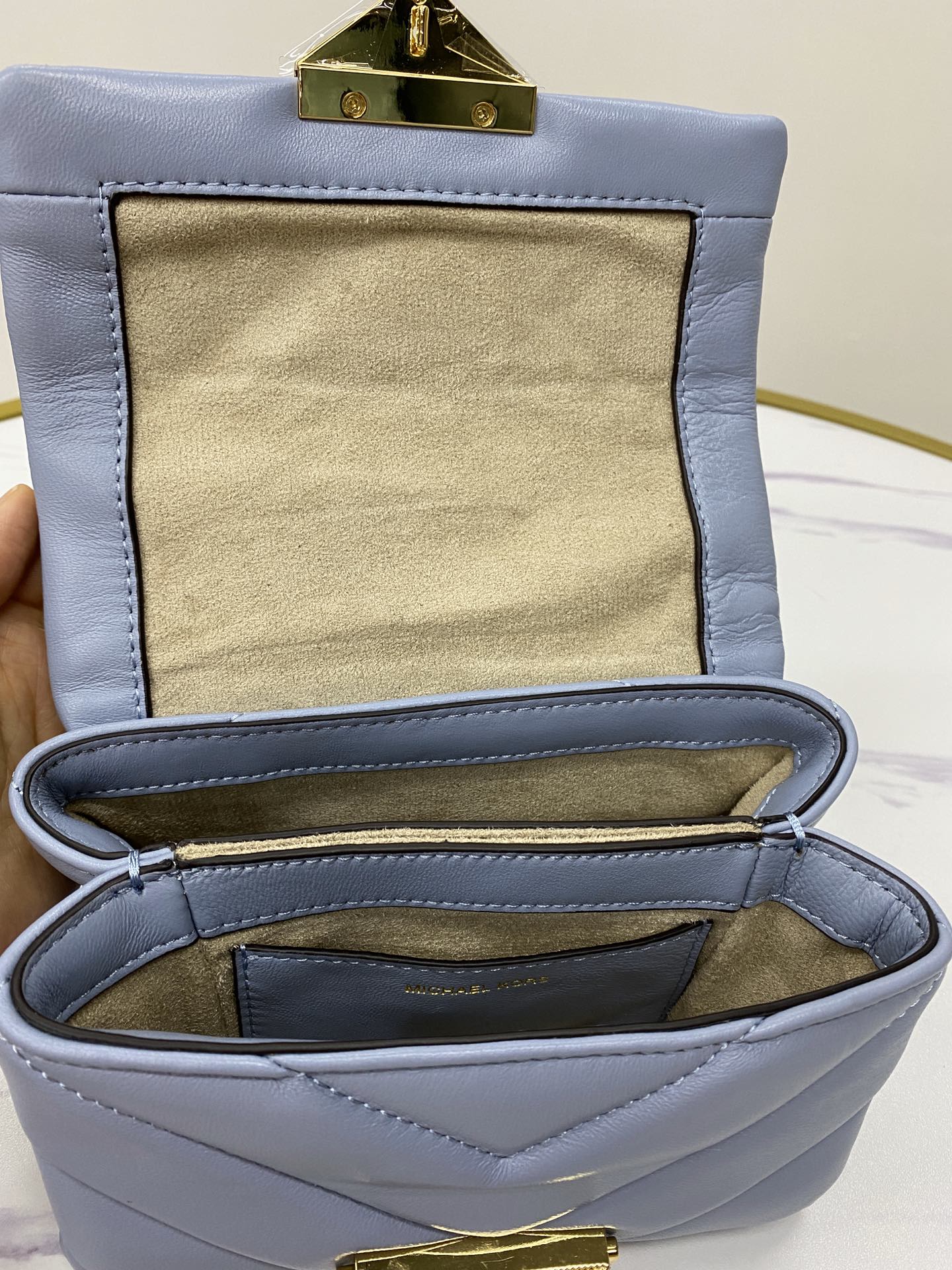 Michael Kors ～mk cece羊‮绣皮‬花V型新款小号 小链条 长‮带肩‬斜挎单肩两用女士包 一个包