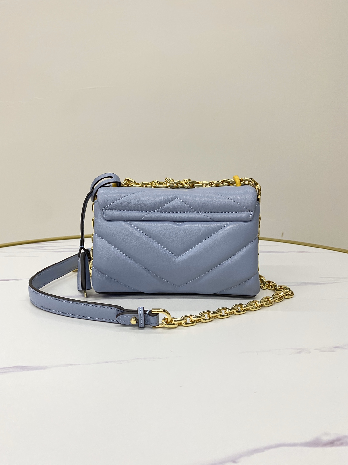 Michael Kors ～mk cece羊‮绣皮‬花V型新款小号 小链条 长‮带肩‬斜挎单肩两用女士包 一个包