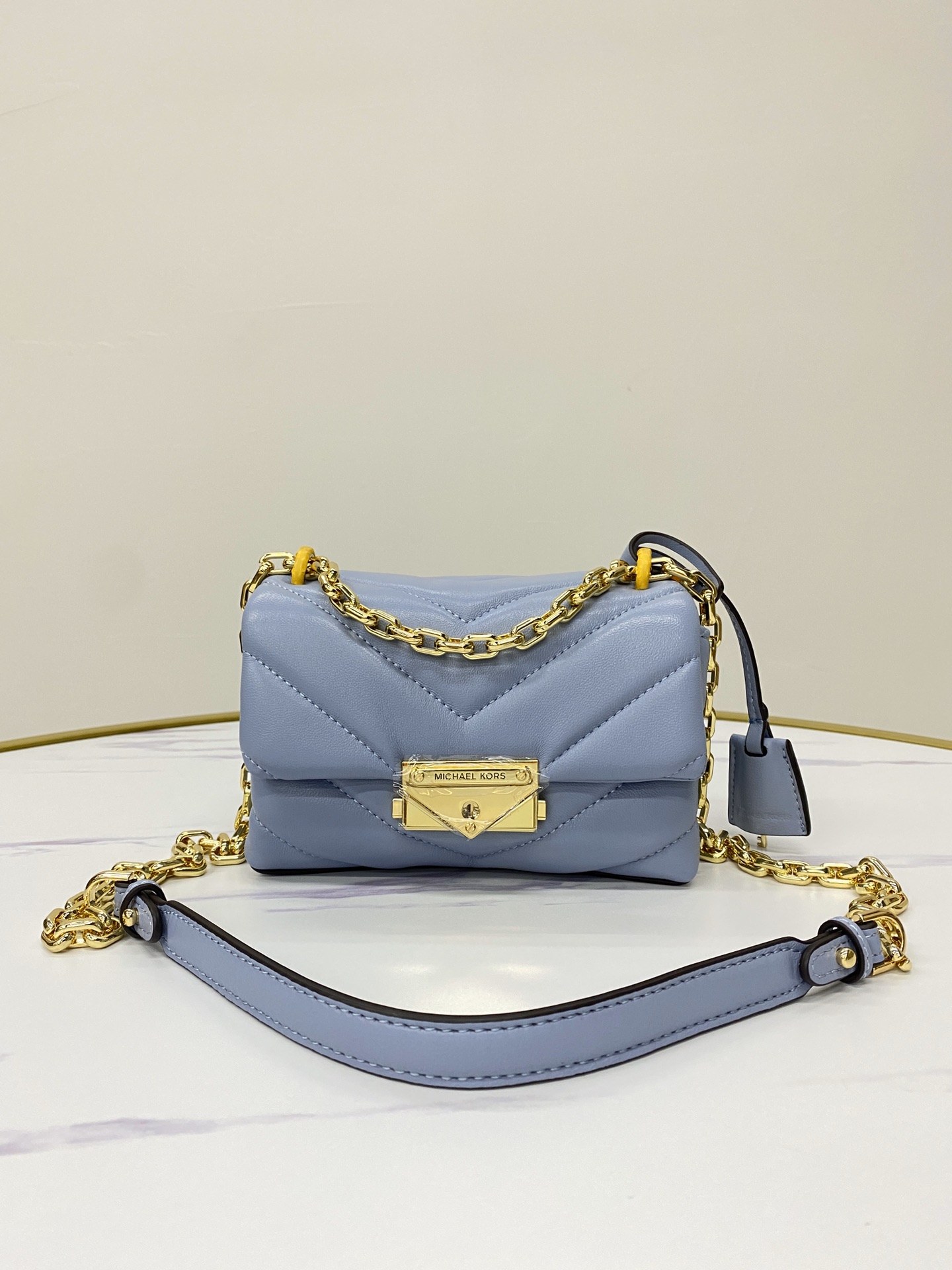 Michael Kors ～mk cece羊‮绣皮‬花V型新款小号 小链条 长‮带肩‬斜挎单肩两用女士包 一个包