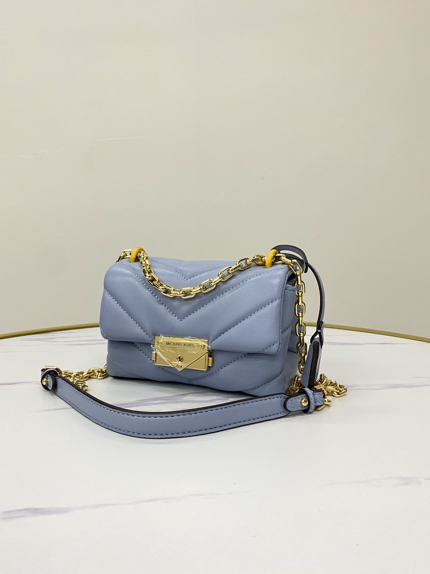 Michael Kors ～mk cece羊‮绣皮‬花V型新款小号 小链条 长‮带肩‬斜挎单肩两用女士包 一个包