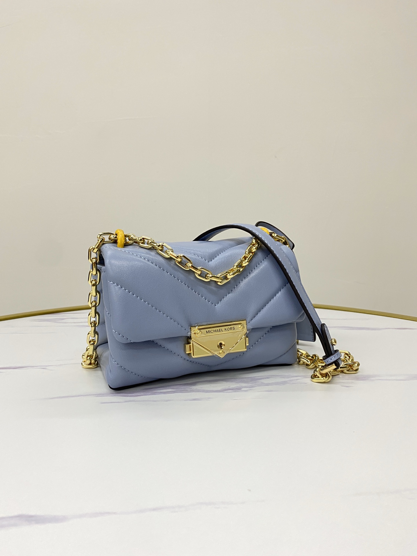Michael Kors ～mk cece羊‮绣皮‬花V型新款小号 小链条 长‮带肩‬斜挎单肩两用女士包 一个包