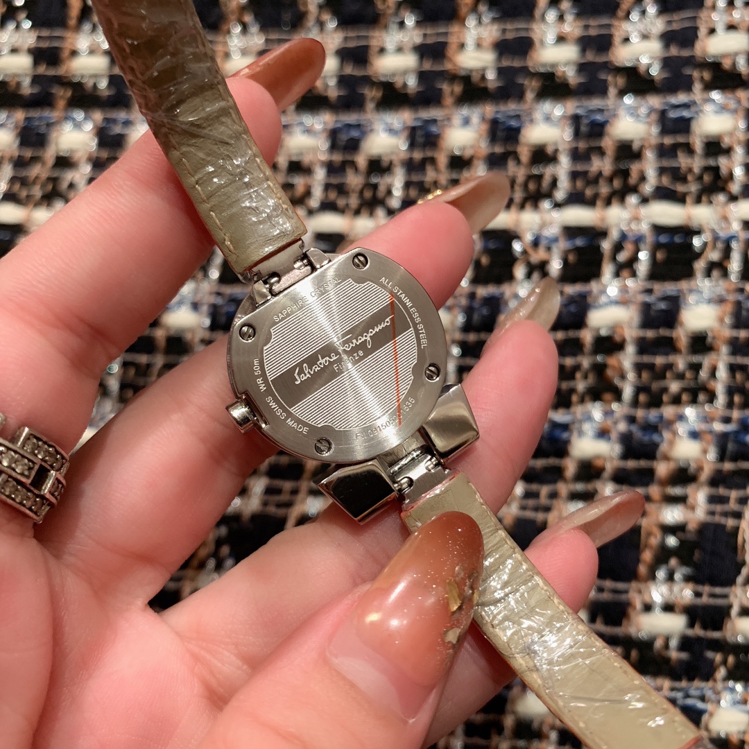 Ferragamo Gancino Bracelet Ronda751 Female Watch with Sapphire Glass and Gold Accents - 图片 8