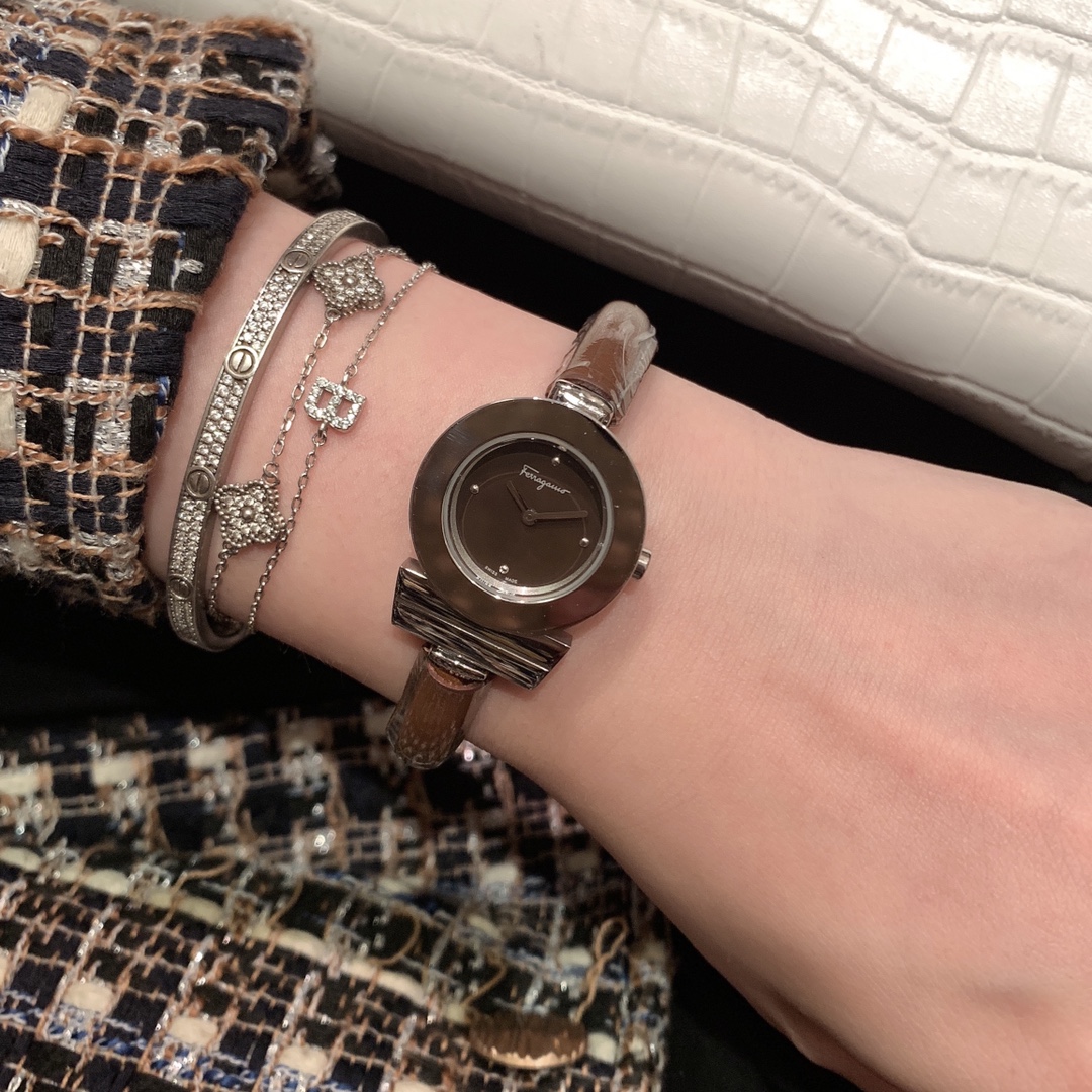 Ferragamo Gancino Bracelet Ronda751 Female Watch with Sapphire Glass and Gold Accents - 图片 3