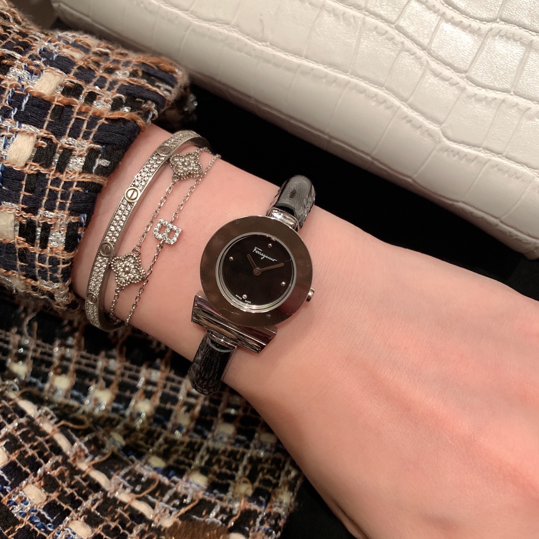 Ferragamo Gancino Bracelet Ronda751 Female Watch with Sapphire Glass and Gold Accents - 图片 4