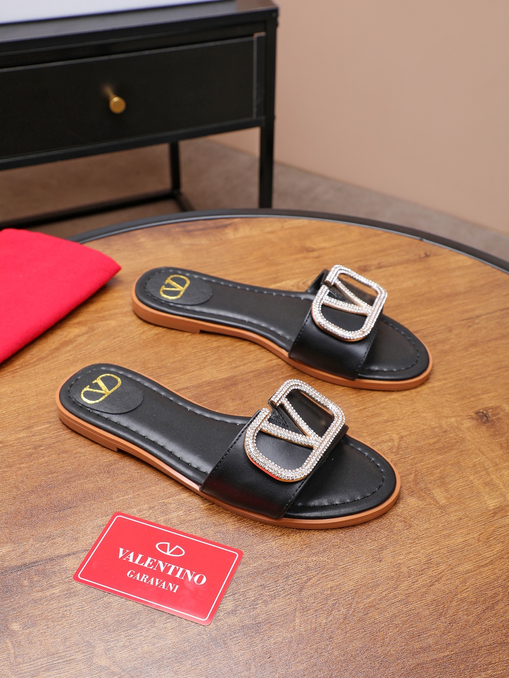 I0  Valentino华伦天奴 面料：小牛皮➕钻石方扣 /无钻方扣内里：羊皮里垫脚羊皮🐑颜色：银色、金色、黑色 ，白色，粉色，红色大底：橡胶大底防滑耐磨👍