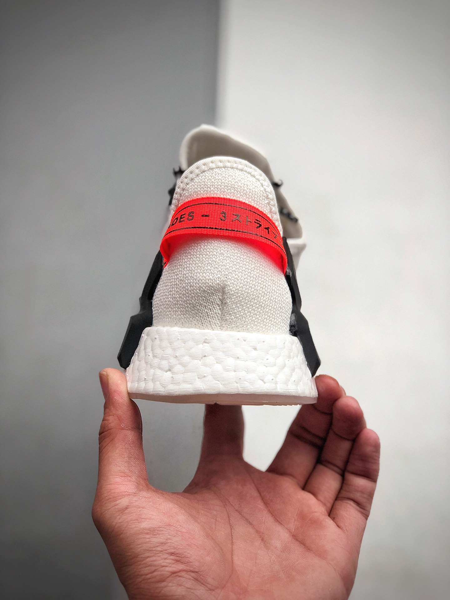 190 Adidas Boost NMD  R1 系列 弹力针鞋织面 体质盈轻且抗冲击  货号：FX9451
